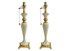 Style Hollywood Regency Paire de lampes de table Lenox en porcelaine blanche et laiton