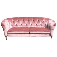 Langes Hollywood Regency Rosa oder Mauve Samt Nierenform getuftetes Chesterfield Sofa