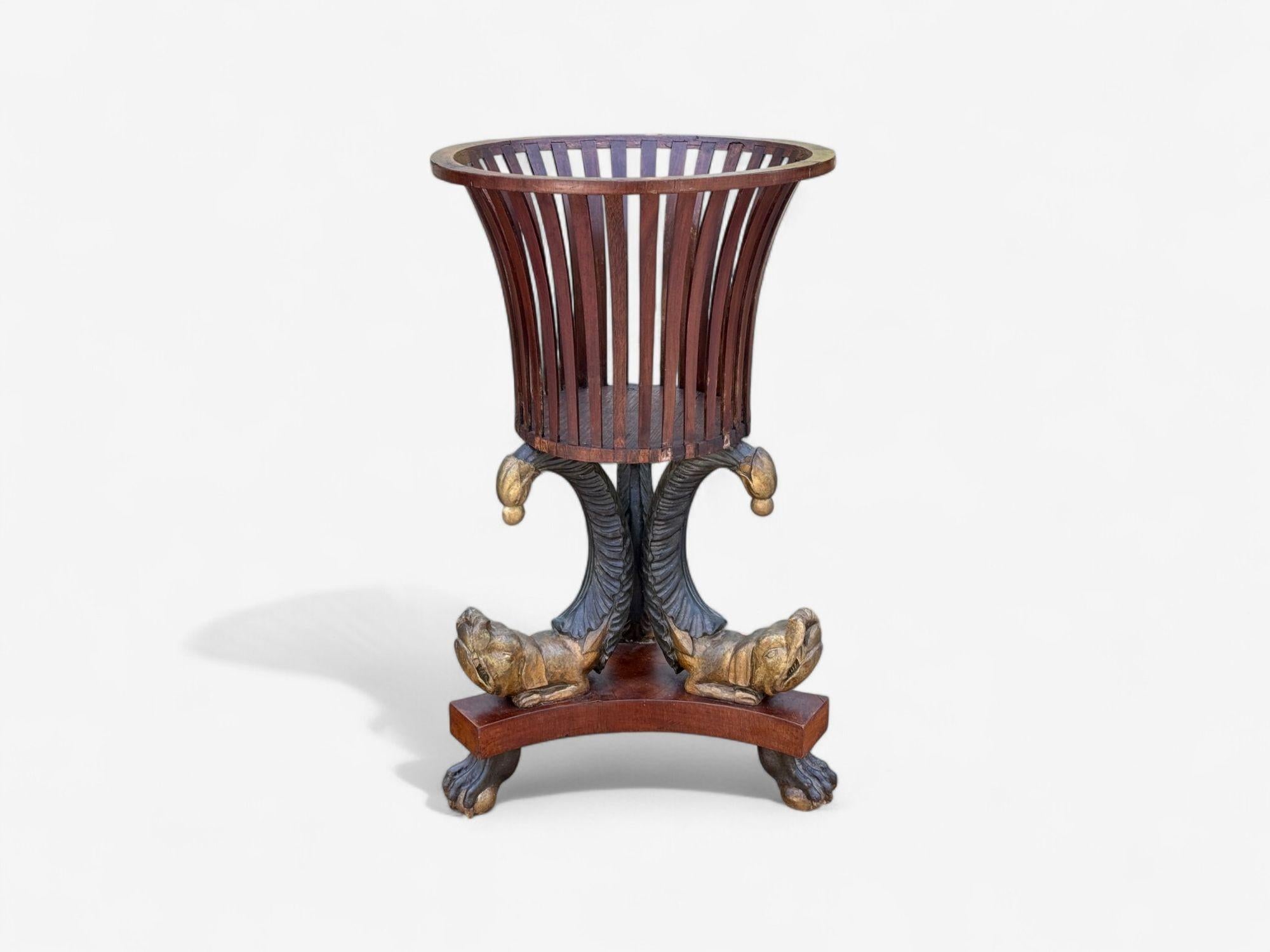 Hollywood Regency Stil, Mahagoni, Paket vergoldet, Cellarette oder Palmenständer, England, 19./20.Jh.

Ein kleiner Cellarette- oder Palmenständer aus Mahagoni und vergoldetem Paket, der im späten 19. und frühen 20. Jahrhundert in England hergestellt