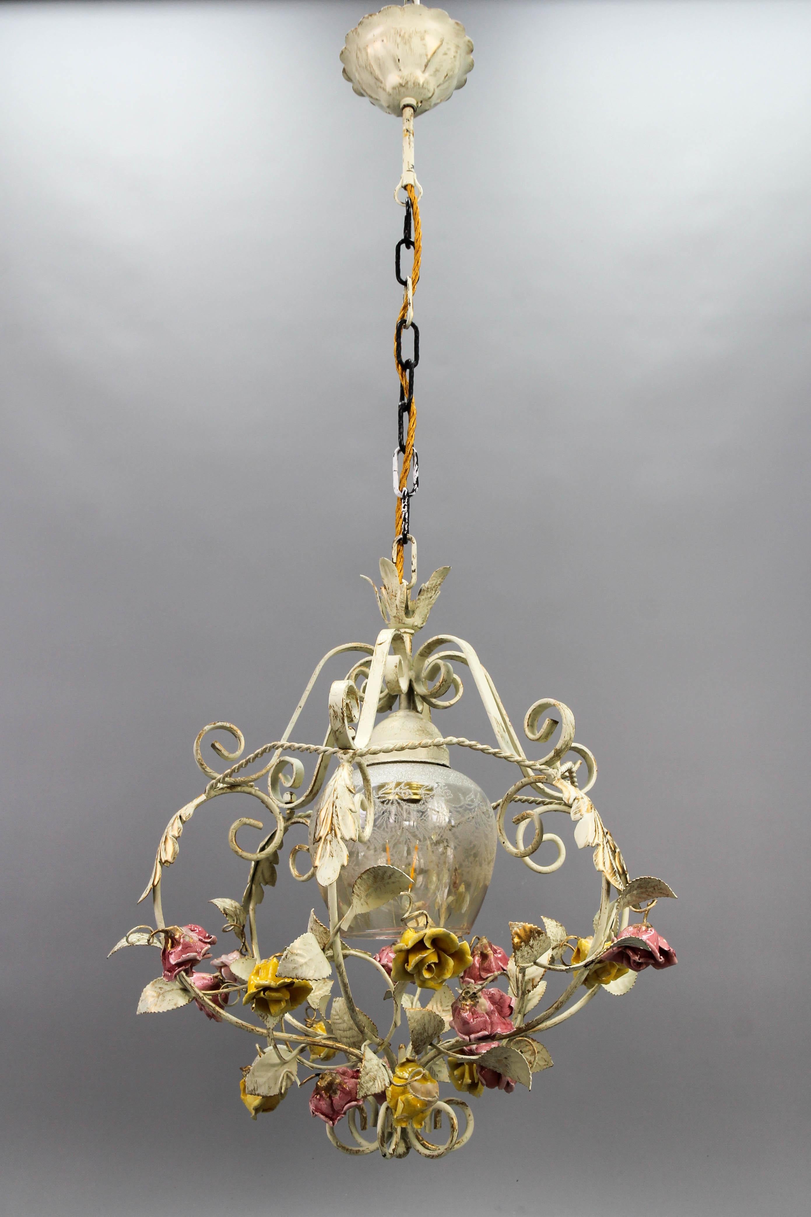 Hollywood Regency Style Metal and Glass Chandelier with Porcelain Roses, 1970s In Good Condition For Sale In Barntrup, DE