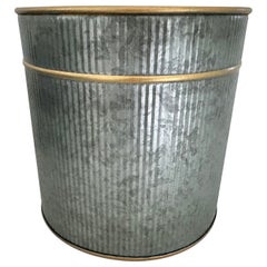 Cestino in metallo in stile Hollywood Regency con accenti dorati