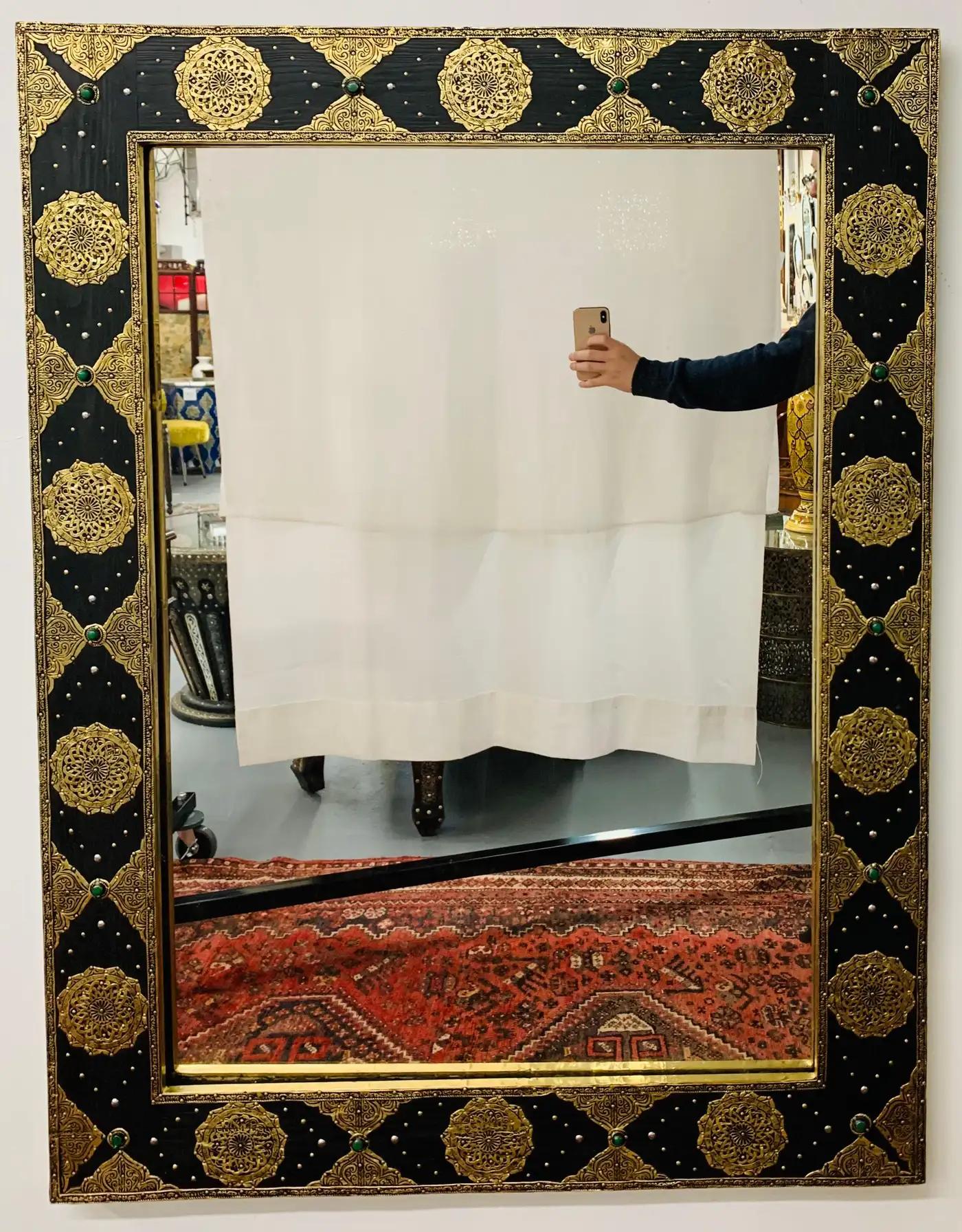 Ein atemberaubendes Paar Spiegel im Hollywood-Regency-Stil mit einem filigranen Motiv aus Messing auf Ebenholz und grünen Natursteinen. Die Spiegel sind ein Beispiel für hervorragende Handwerkskunst unter Verwendung feiner  Technik, um