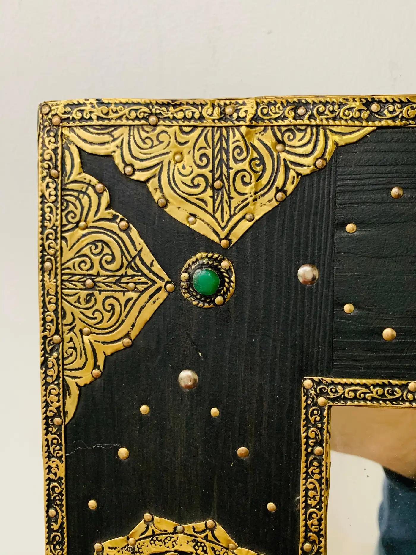 Spiegel im Hollywood-Regency-Stil mit filigranen Messingintarsien auf Ebenholz, ein Paar im Angebot 1