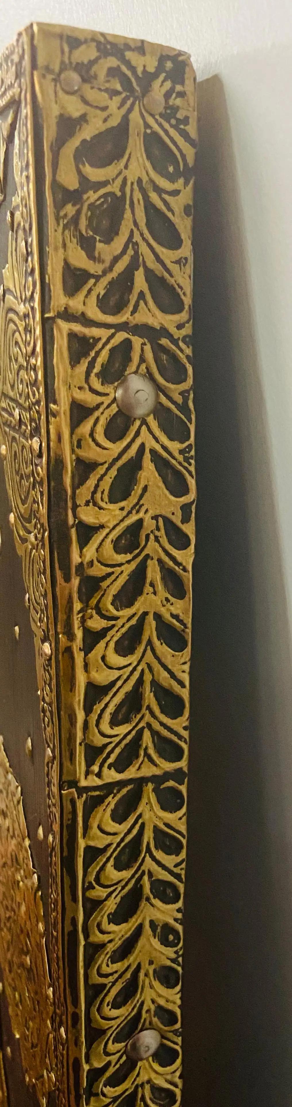 Spiegel im Hollywood-Regency-Stil mit filigranen Messingintarsien auf Ebenholz, ein Paar im Angebot 3