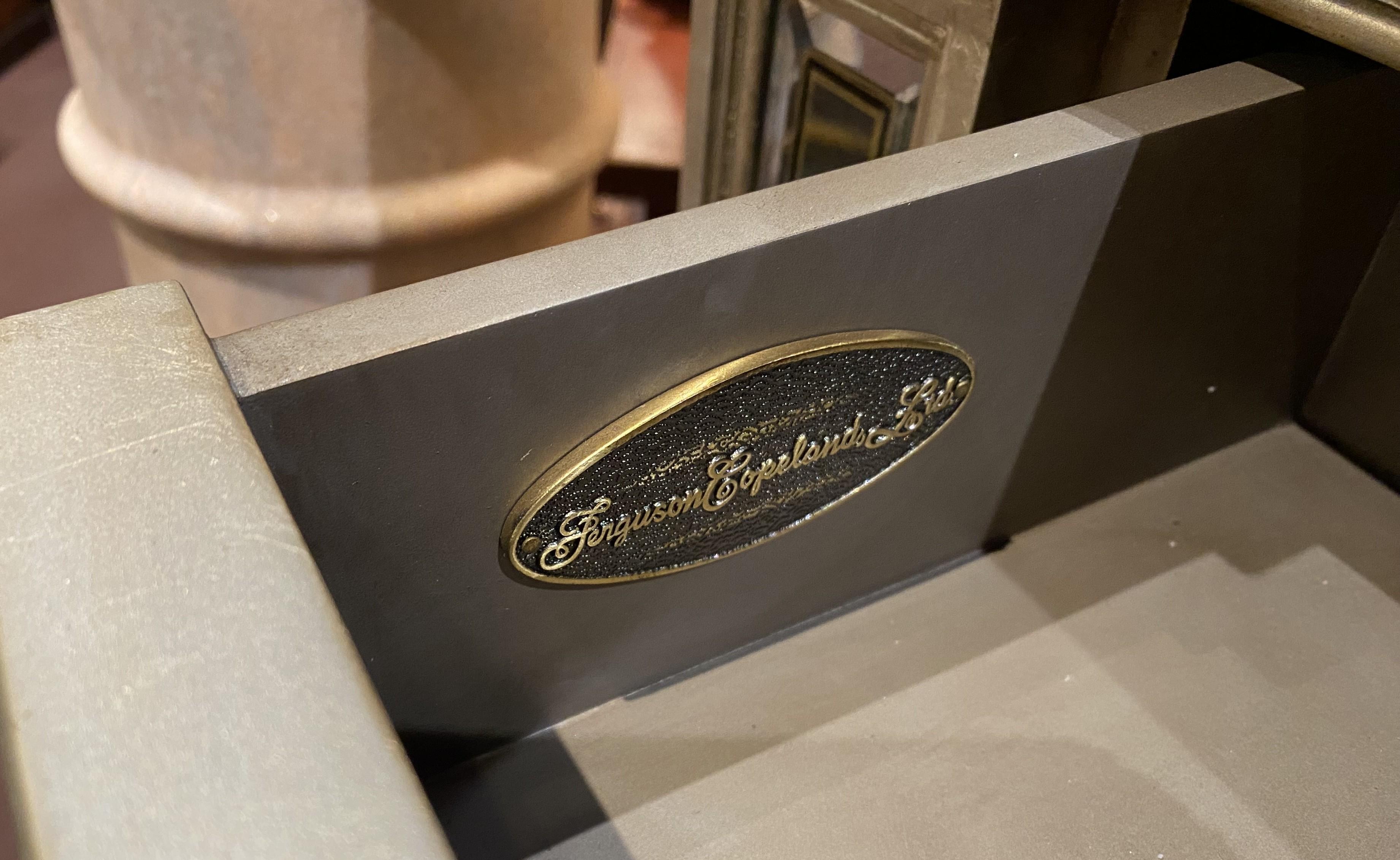 Vetro Armadio o console a specchio in stile Hollywood Regency in vendita