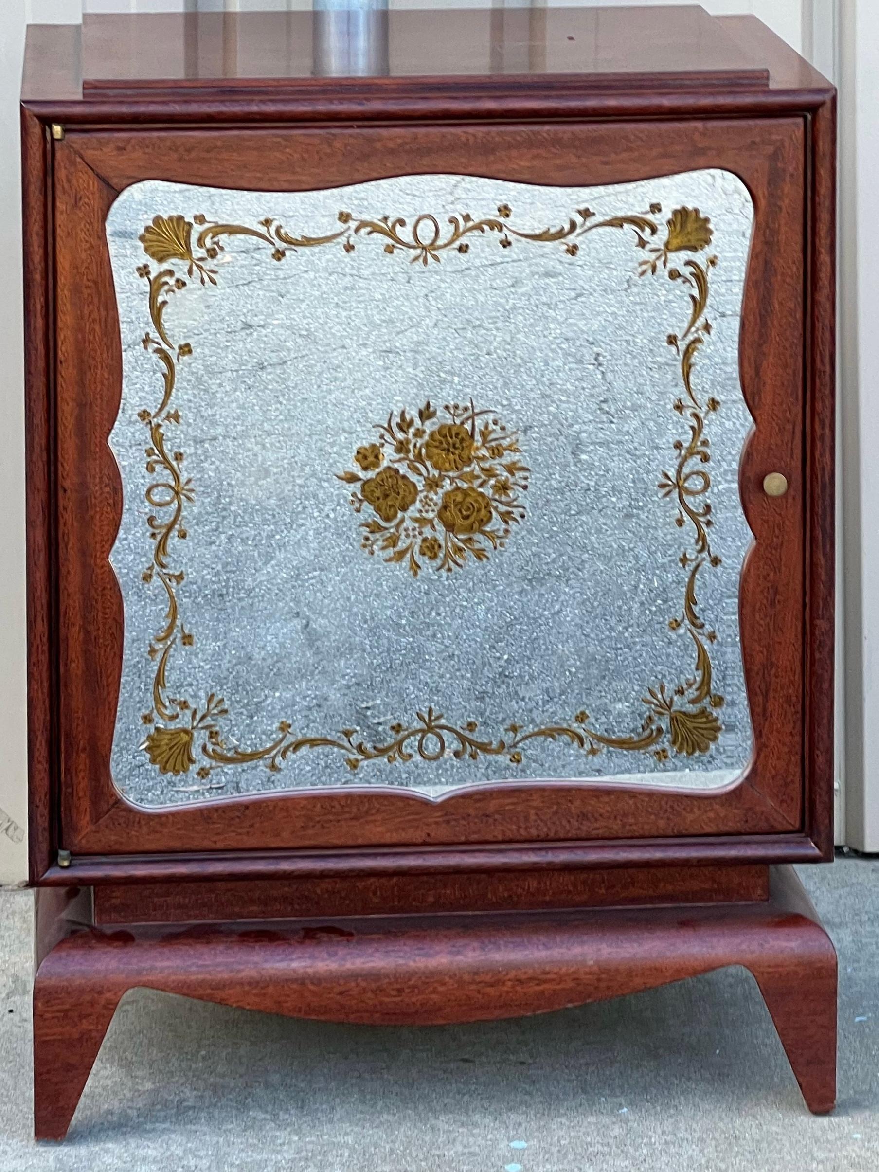 Dies ist ein Paar verspiegelter Mahagonischränke mit Hinterglasmalerei, die dem Haus Grosfeld zugeschrieben werden. Zunächst ist zu bemerken, dass der Spiegel in einwandfreiem Zustand ist und lediglich die Außenseite reflektiert. Der Korpus ist aus