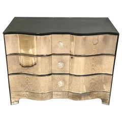 Commode en miroir de style Hollywood Regency, commode, table de nuit par Lorin Marsh