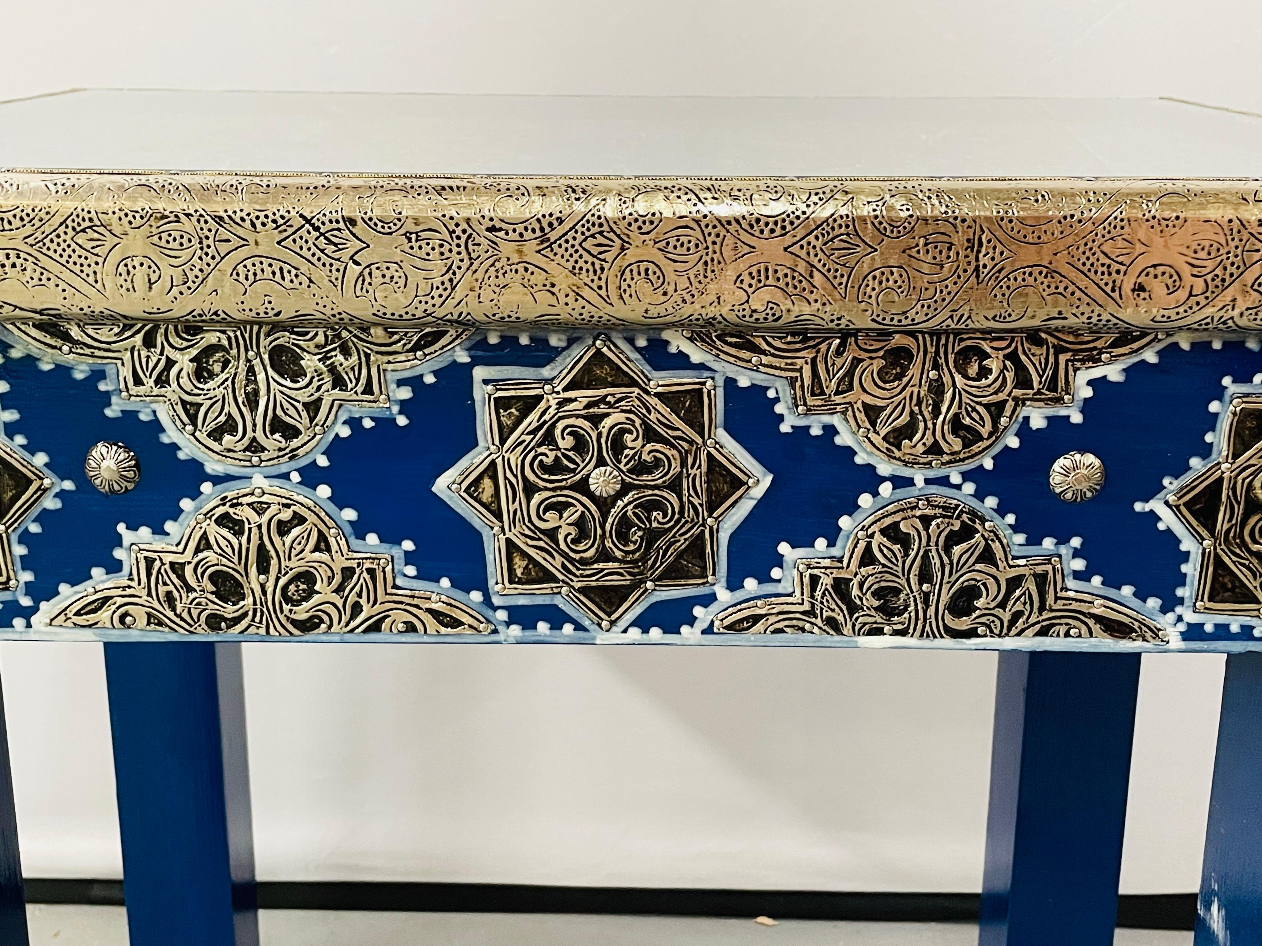 Paire de tables d'appoint ou d'extrémité rectangulaires marocaines en laiton bleu de style Hollywood Regency en vente 3