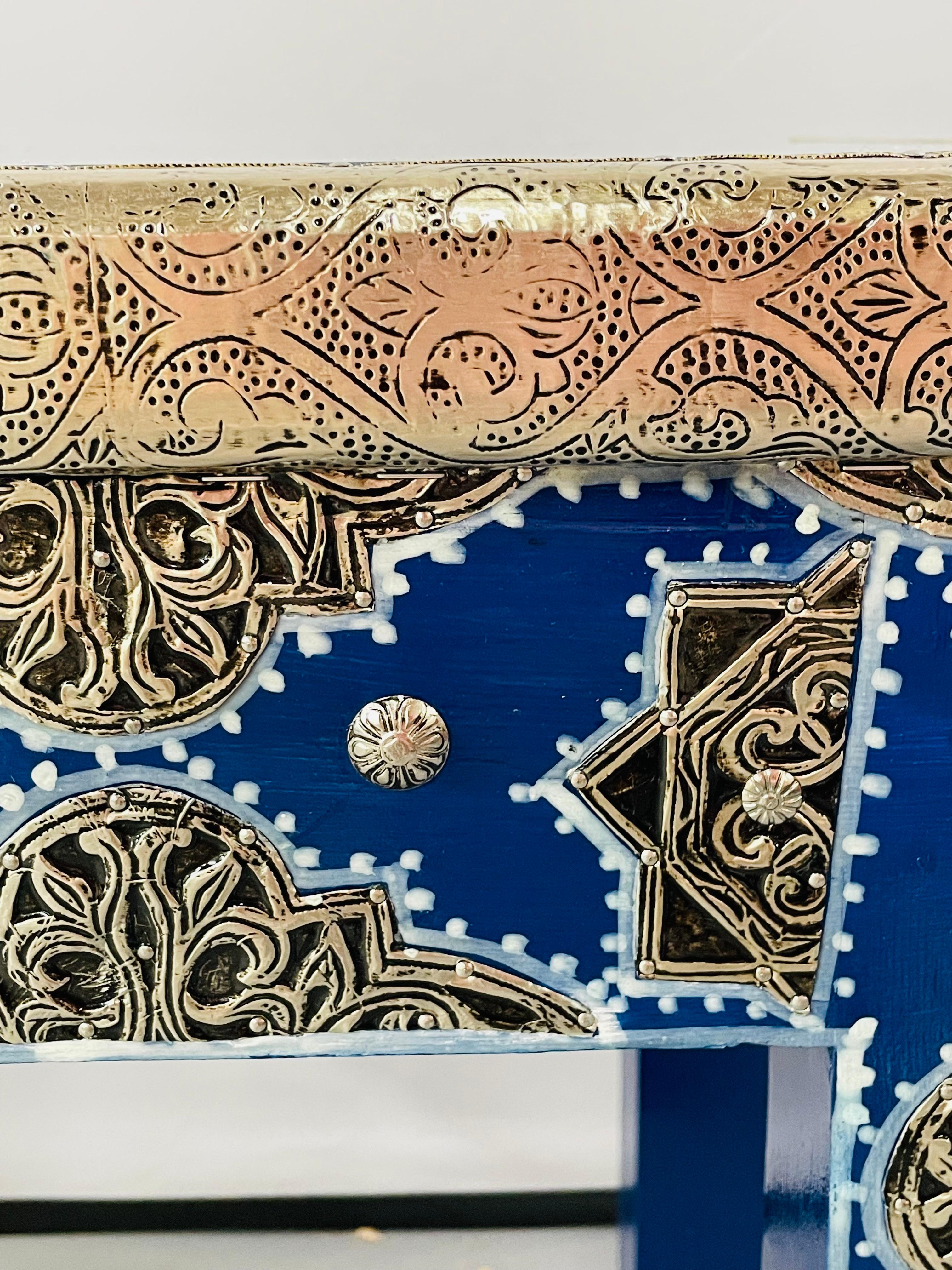 Marokkanischer rechteckiger Beistell- oder Beistelltisch aus Messing in Blau im Hollywood-Regency-Stil, Paar im Angebot 5