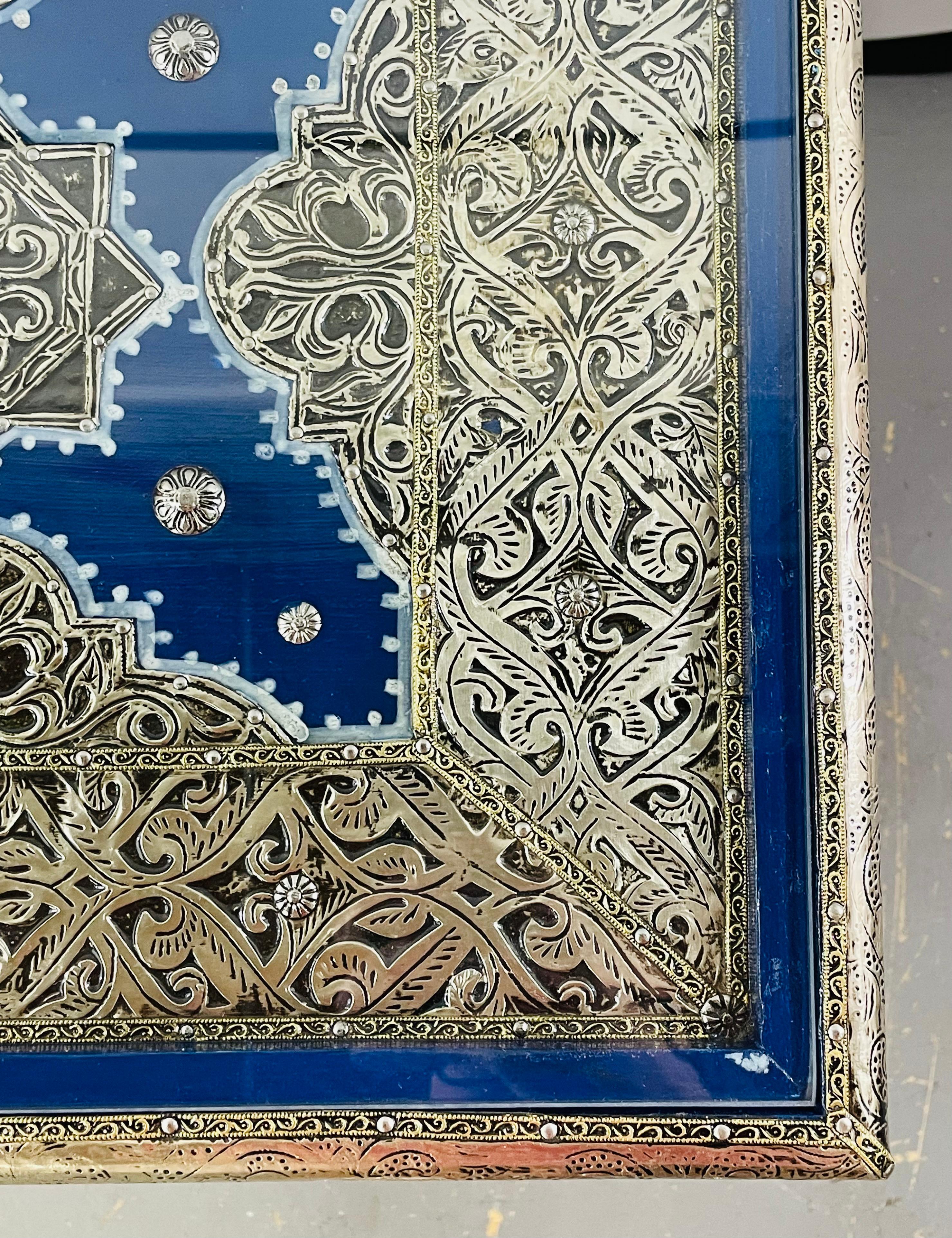 Marokkanischer rechteckiger Beistell- oder Beistelltisch aus Messing in Blau im Hollywood-Regency-Stil, Paar im Angebot 6
