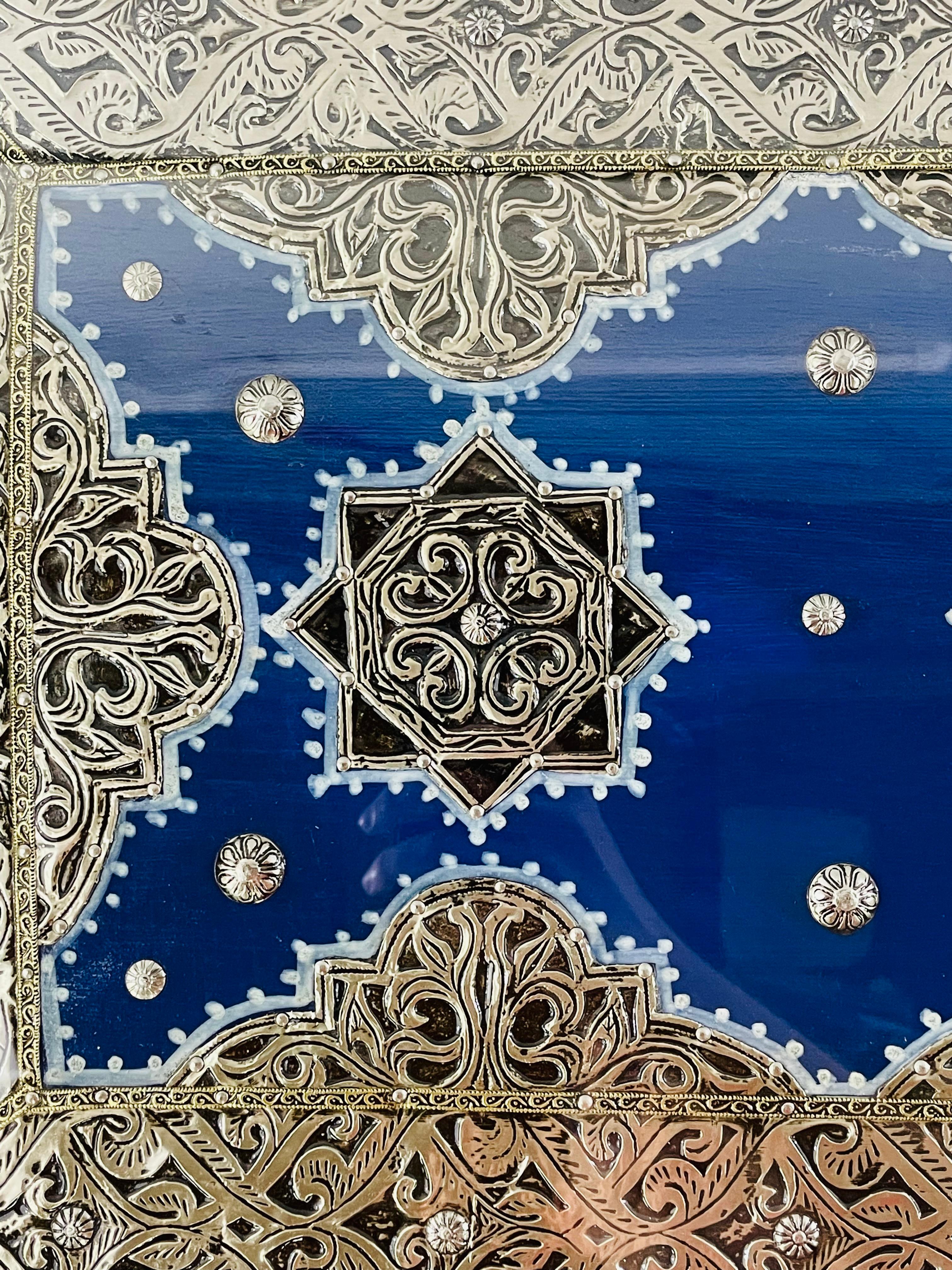 Marokkanischer rechteckiger Beistell- oder Beistelltisch aus Messing in Blau im Hollywood-Regency-Stil, Paar im Angebot 7