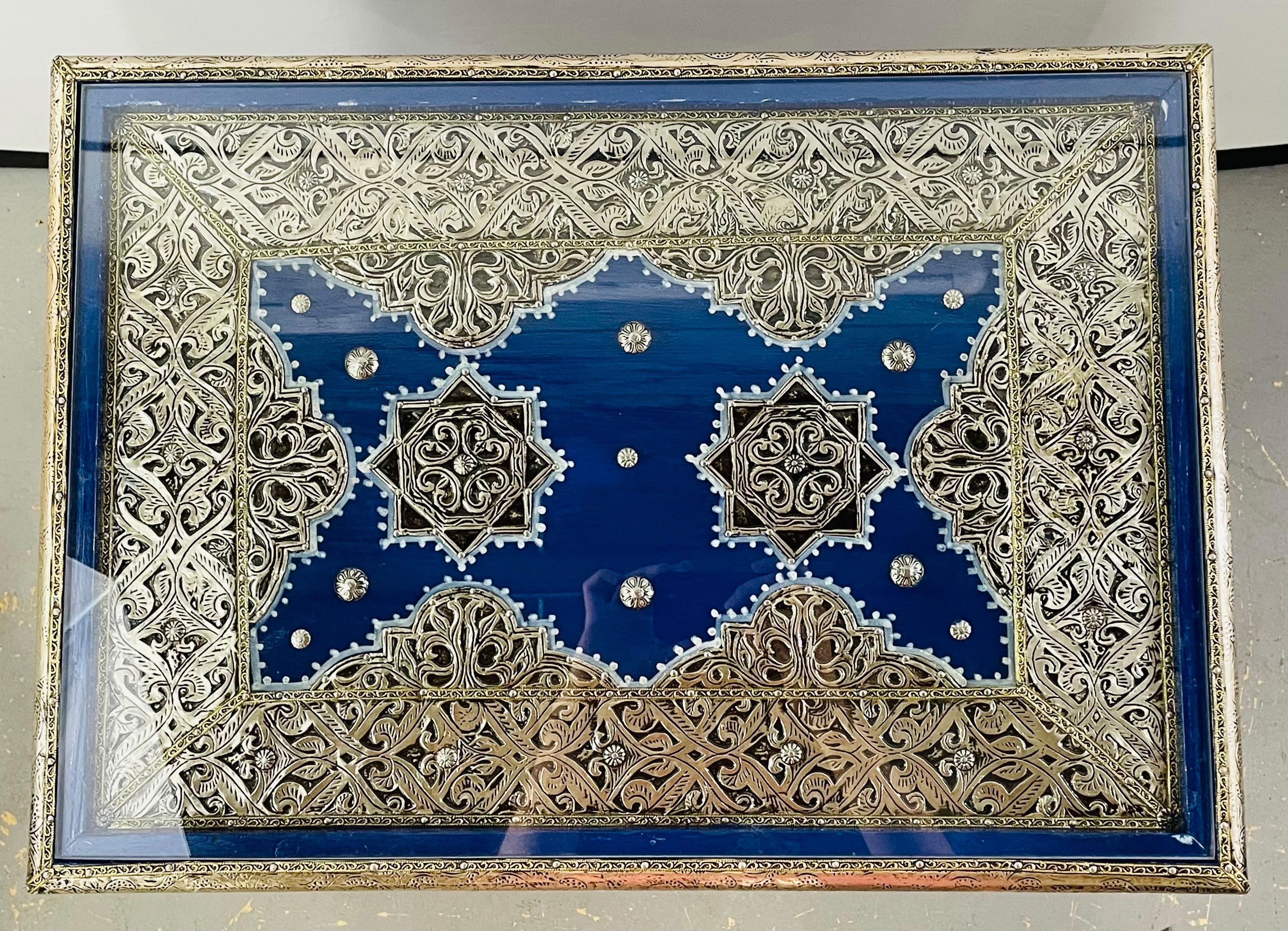 Marokkanischer rechteckiger Beistell- oder Beistelltisch aus Messing in Blau im Hollywood-Regency-Stil, Paar im Angebot 8