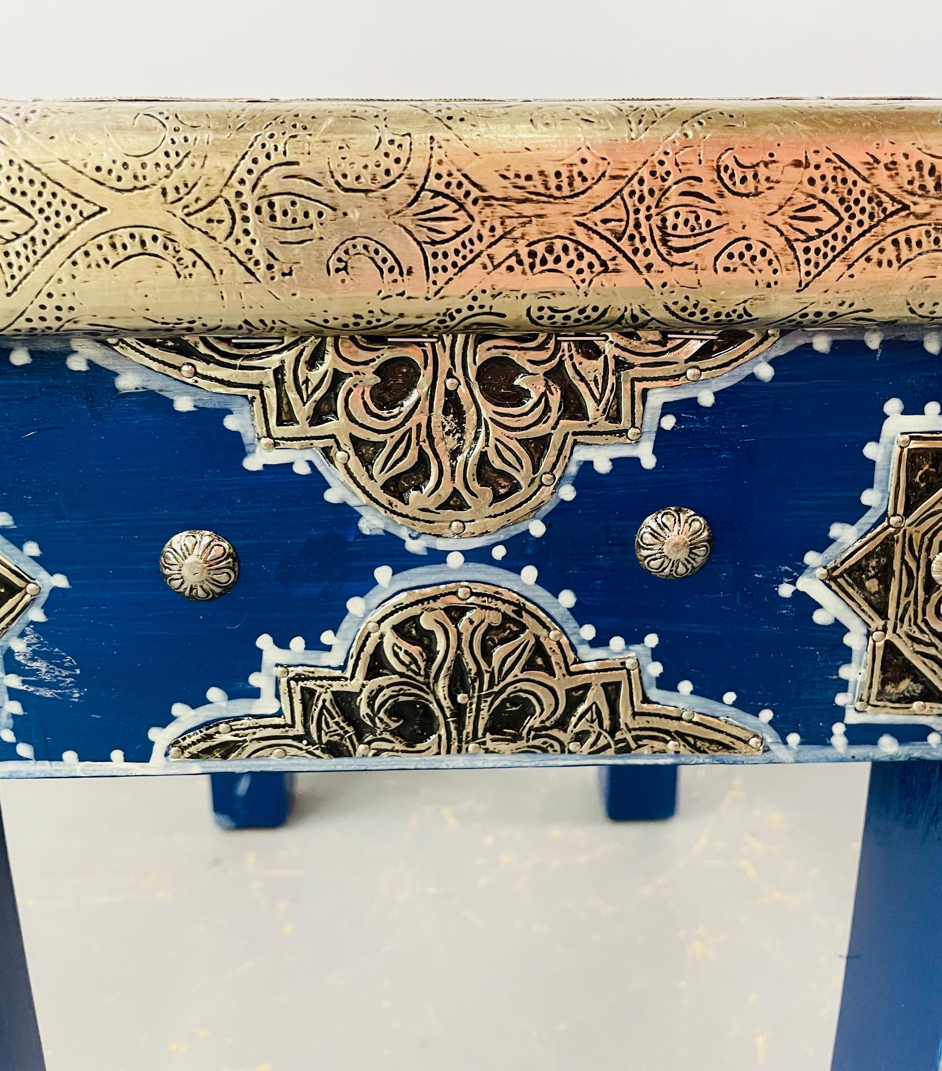 Paire de tables d'appoint ou d'extrémité rectangulaires marocaines en laiton bleu de style Hollywood Regency en vente 9