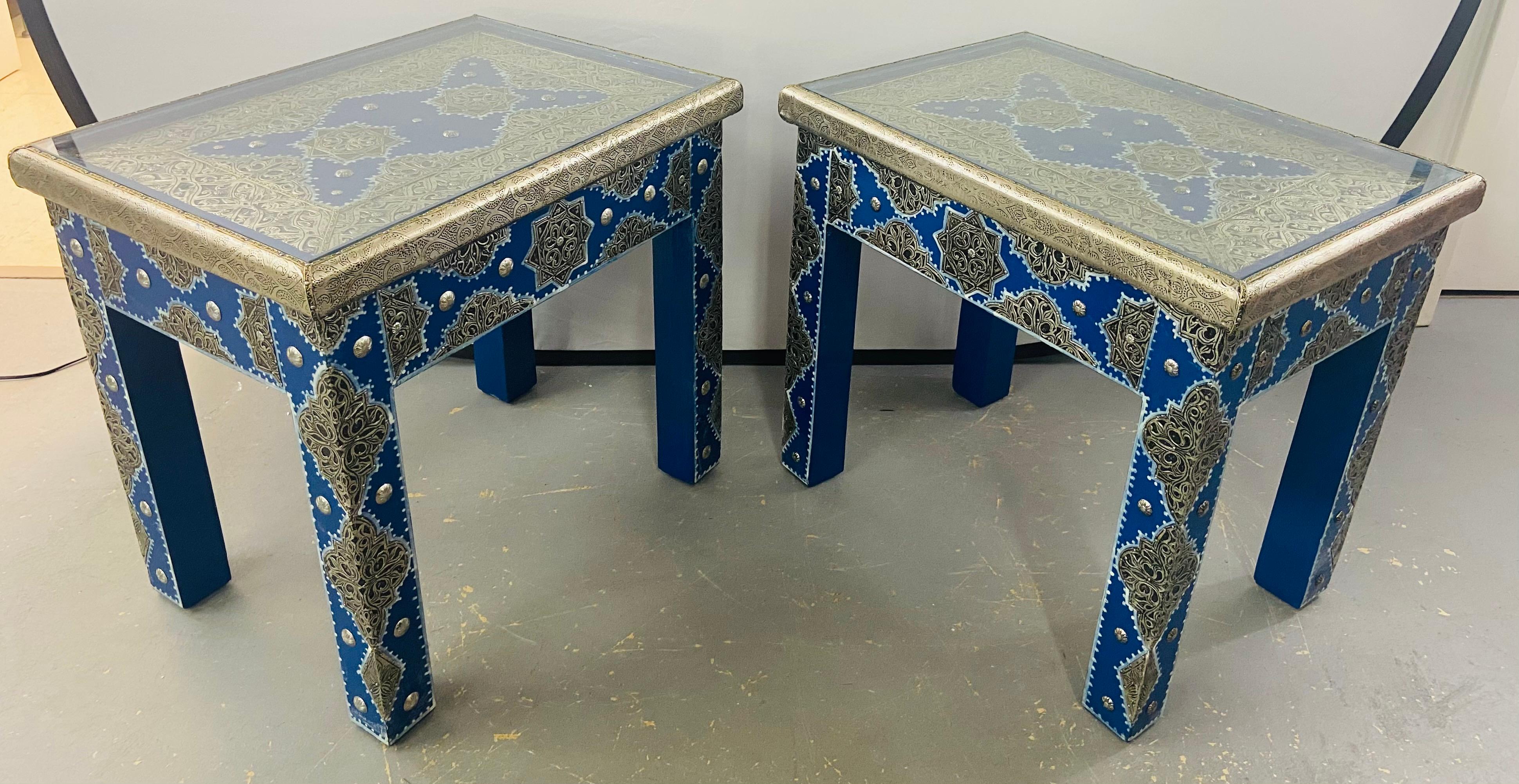 Hollywood Regency Style Moroccan Brass Blue Rectangular Side or End Table, Pair In Good Condition For Sale In Plainview, NY