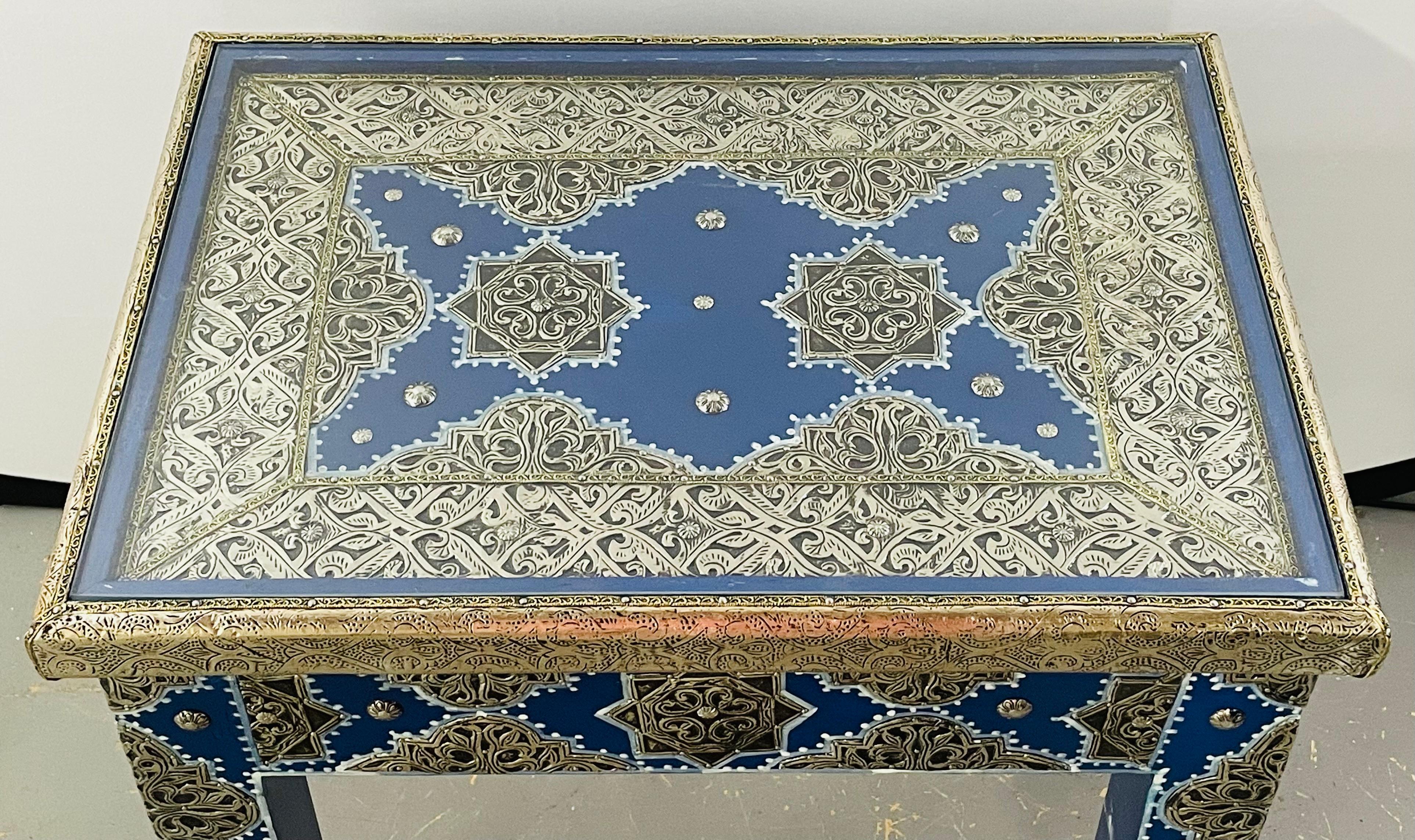 Bois Paire de tables d'appoint ou d'extrémité rectangulaires marocaines en laiton bleu de style Hollywood Regency en vente