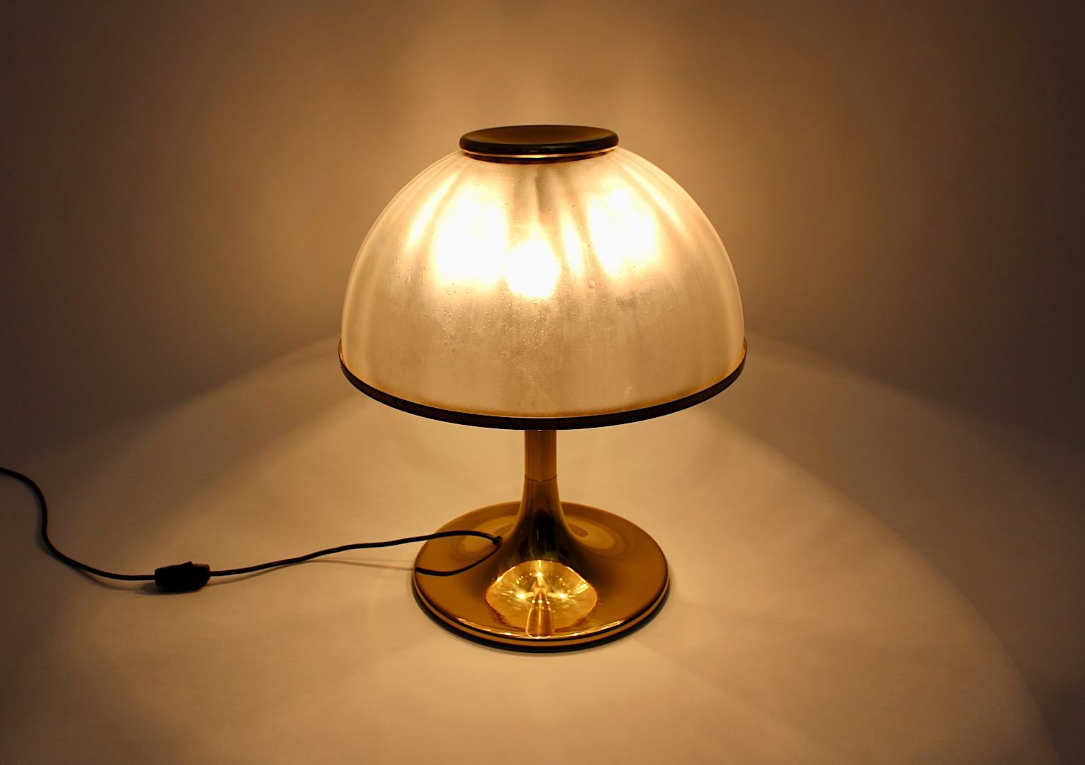 Hollywood Regency Style Mushroom Brass Glass Table Lamp 1970s Italy In Good Condition For Sale In Vienna, AT