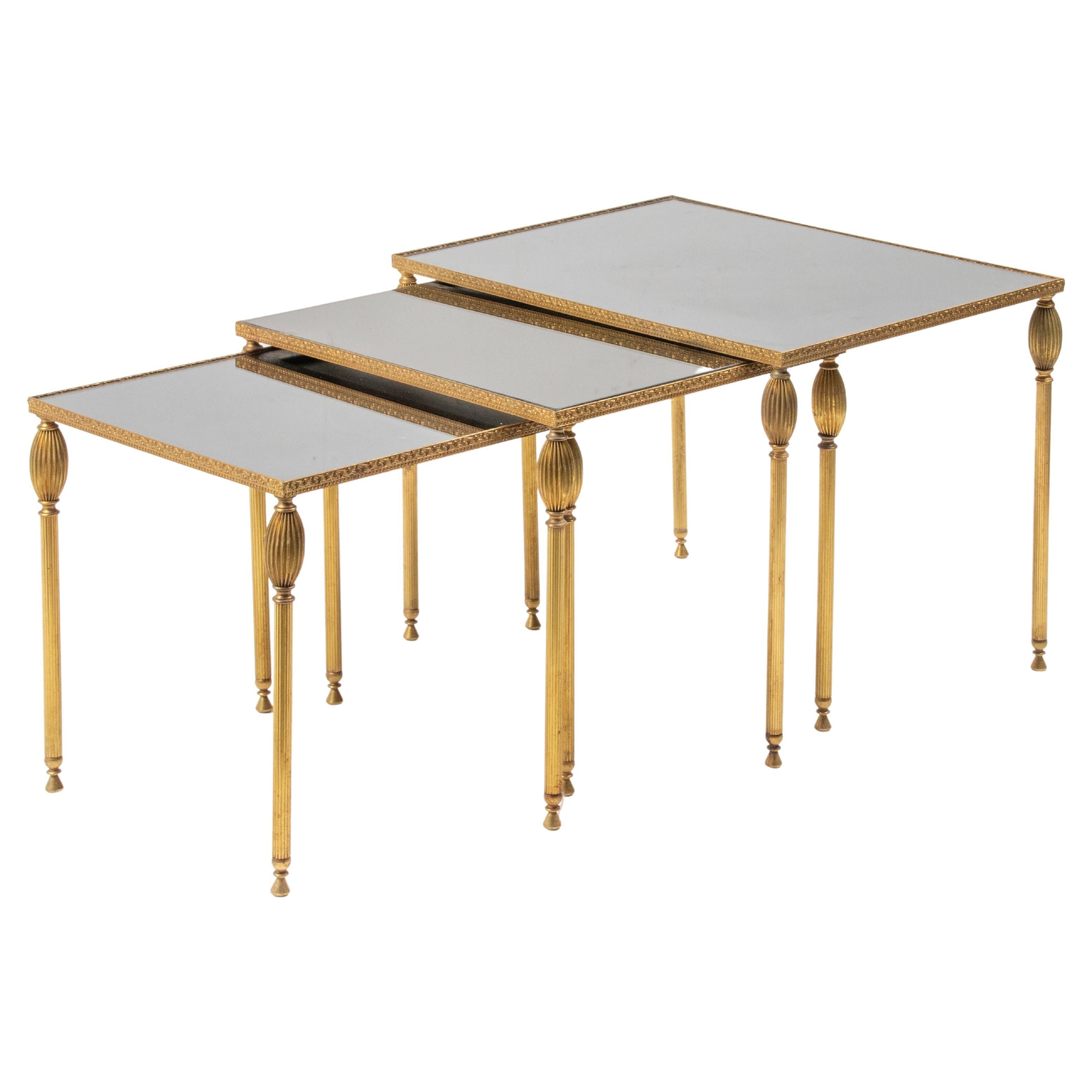 Ensemble de tables en verre fumé de style Hollywood Regency