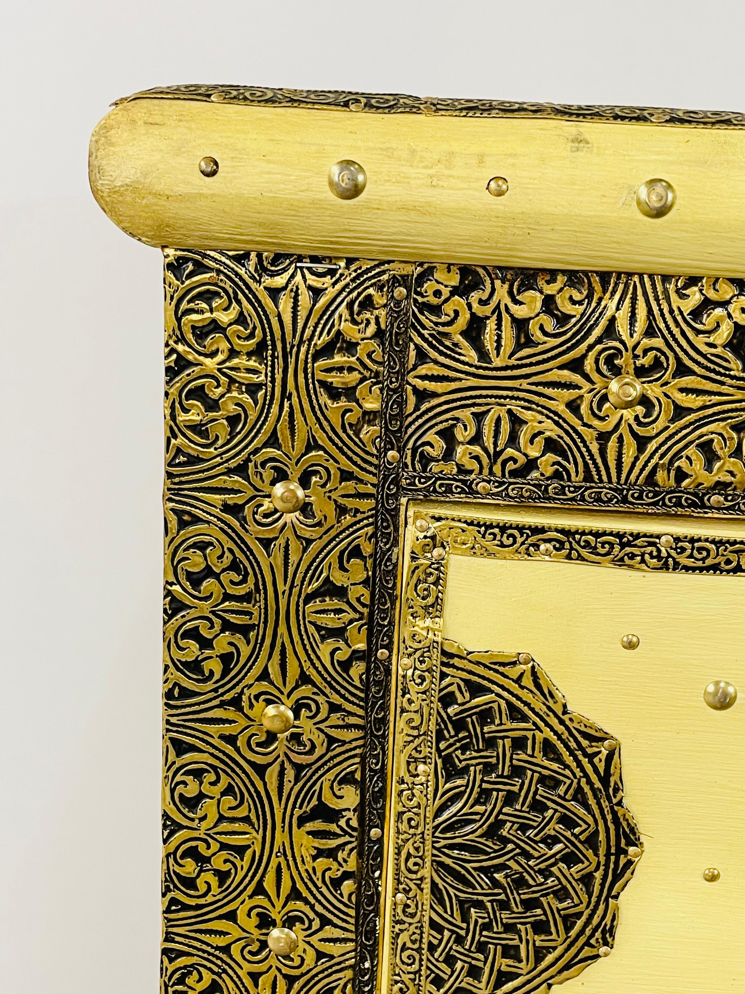 Commode, comodino o cassapanca in stile Hollywood Regency bianco sporco, una coppia in vendita 6