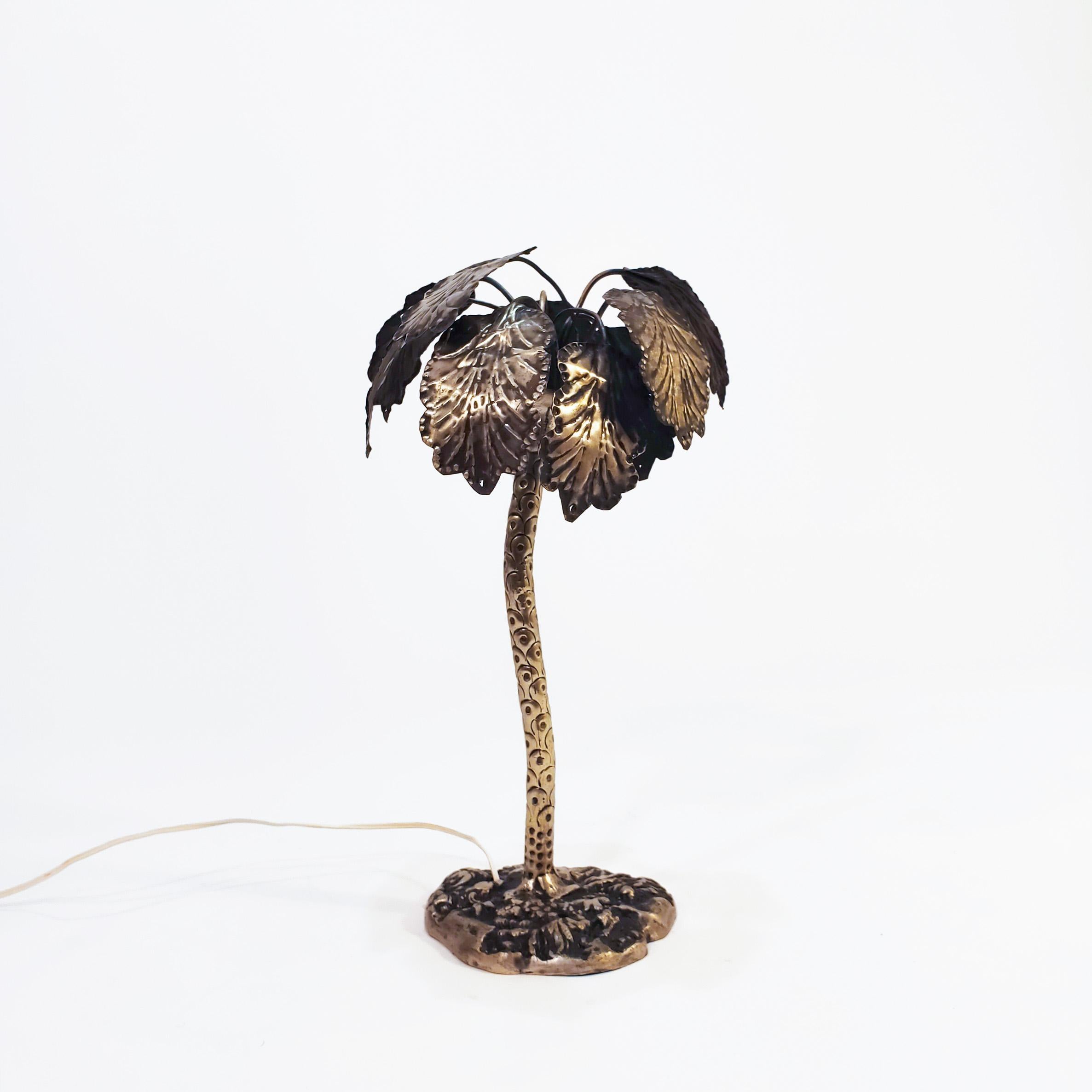 Hollywood Regency style French table lamp by Hans Kögl for Maison Jansen. Made of silver tone metal in the shape of a palm tree, with a light and subtle golden tone. Solid base and trunk, embossed with plant reliefs. The bulb hides inside the light