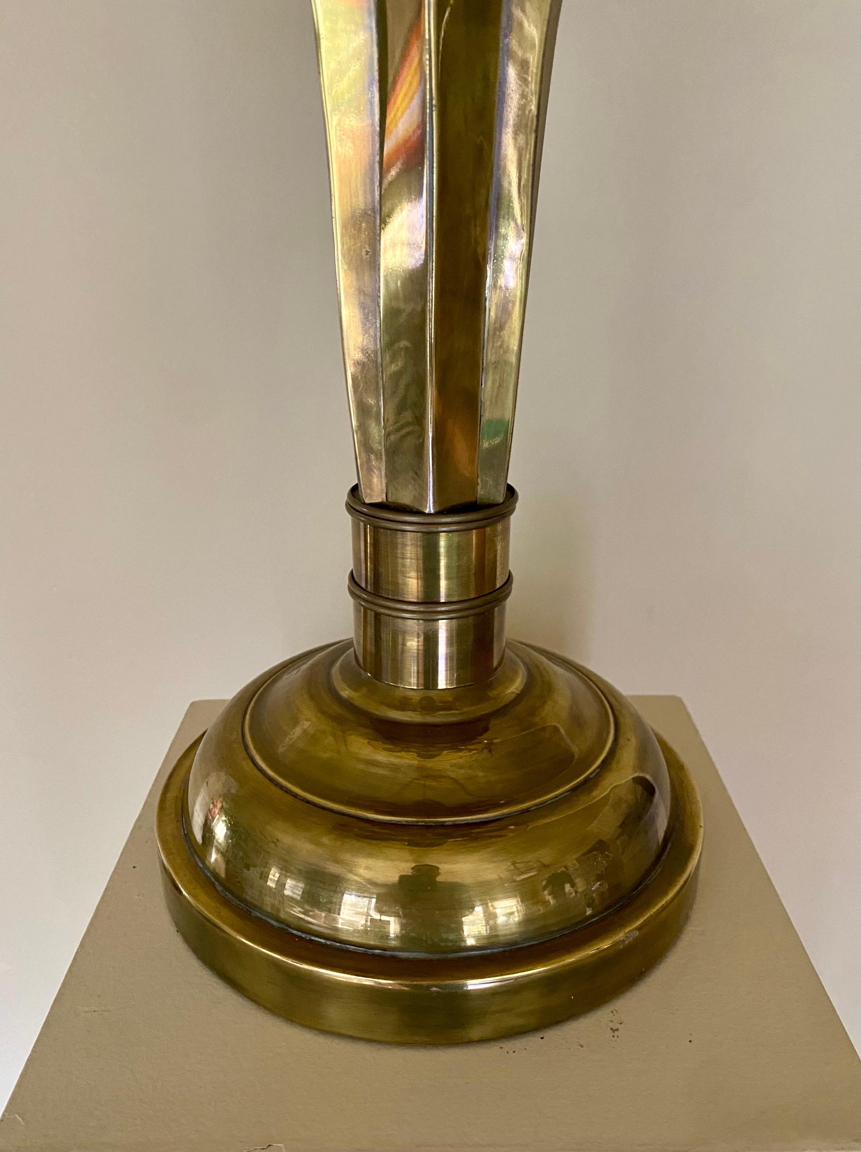 Hollywood Regency Style Palmenwedel Tischlampe aus Messing, 1970er Jahre  im Zustand „Gut“ im Angebot in Lambertville, NJ