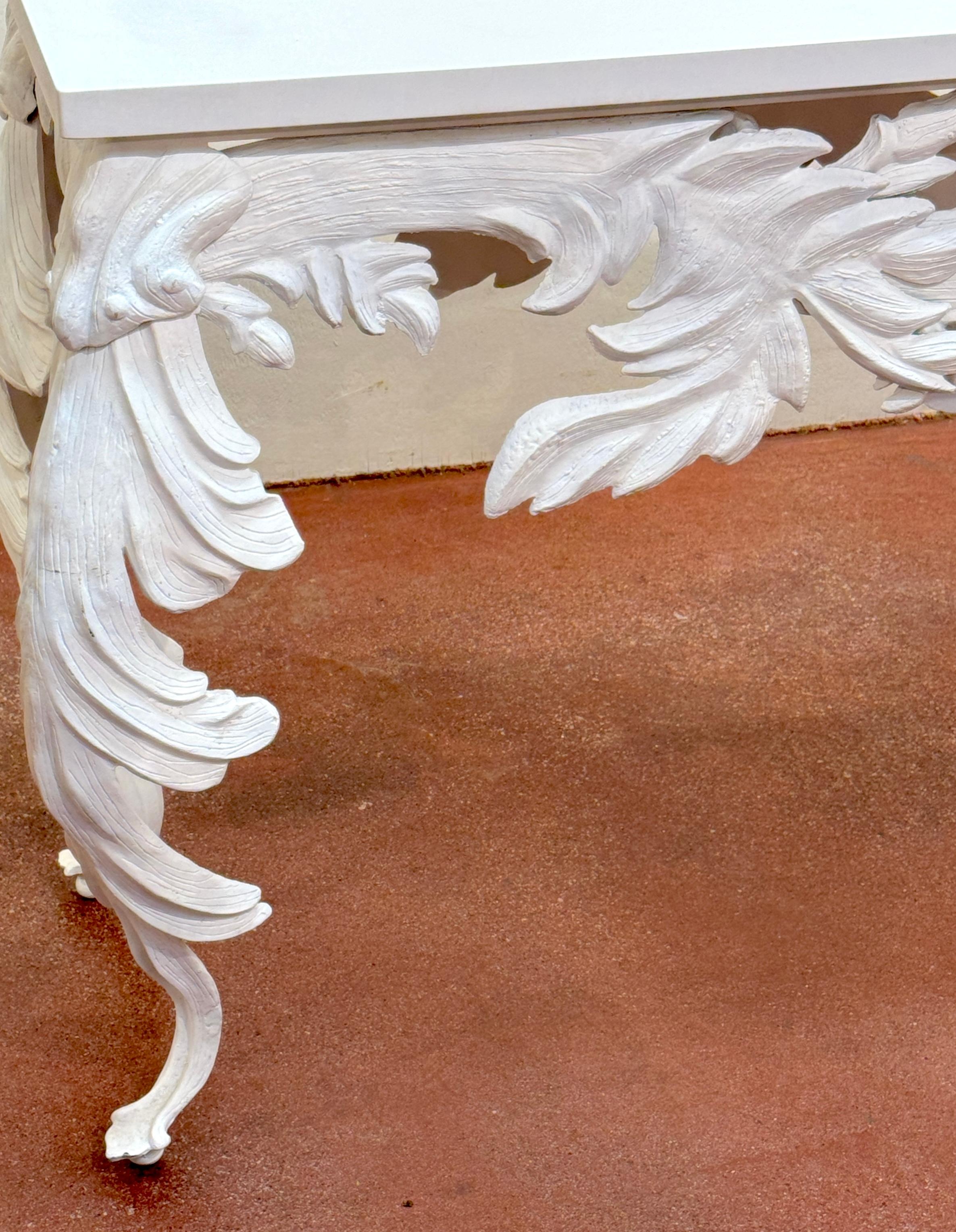 Consola Palmette Estilo Hollywood Regency con Tapa de Piedra de Cuarzo Blanco Moderno en venta