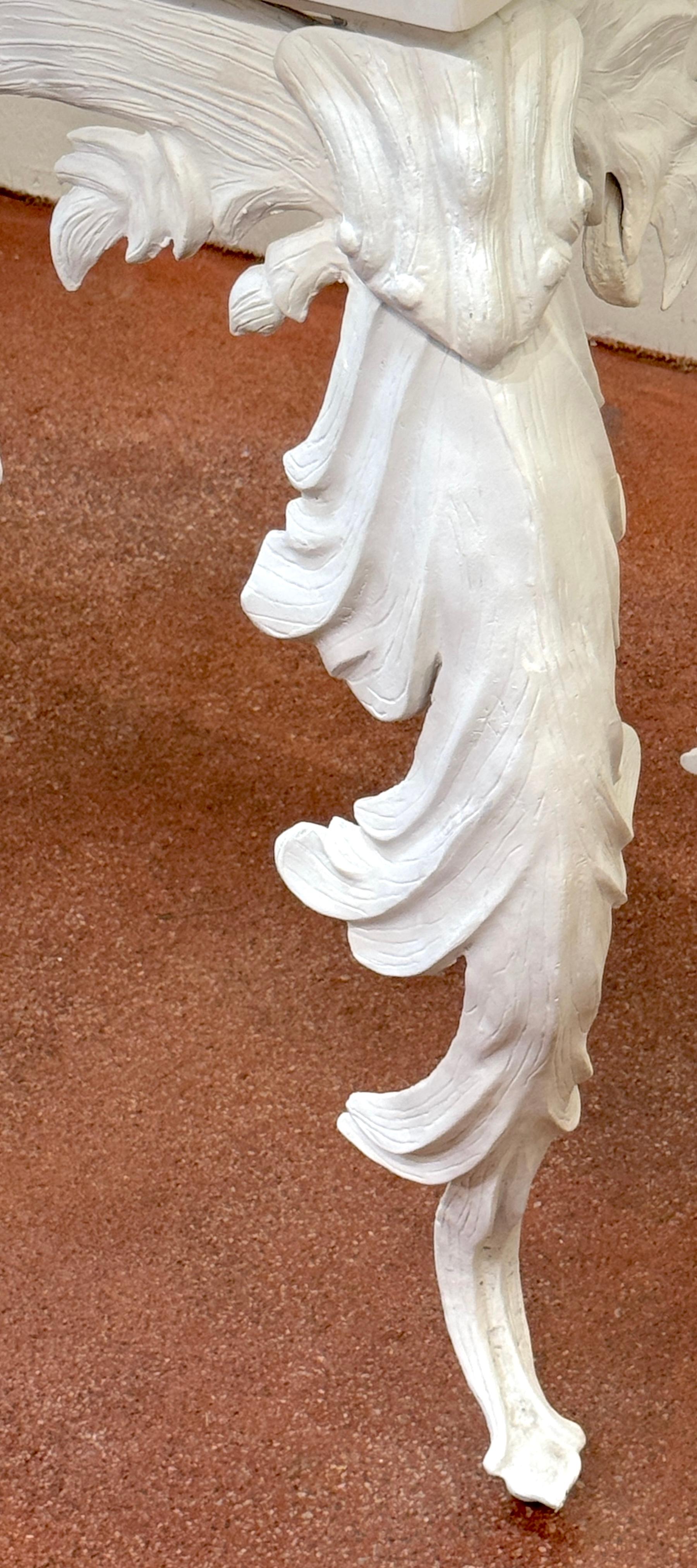 Consola Palmette Estilo Hollywood Regency con Tapa de Piedra de Cuarzo Blanco en Bueno estado para la venta en West Palm Beach, FL