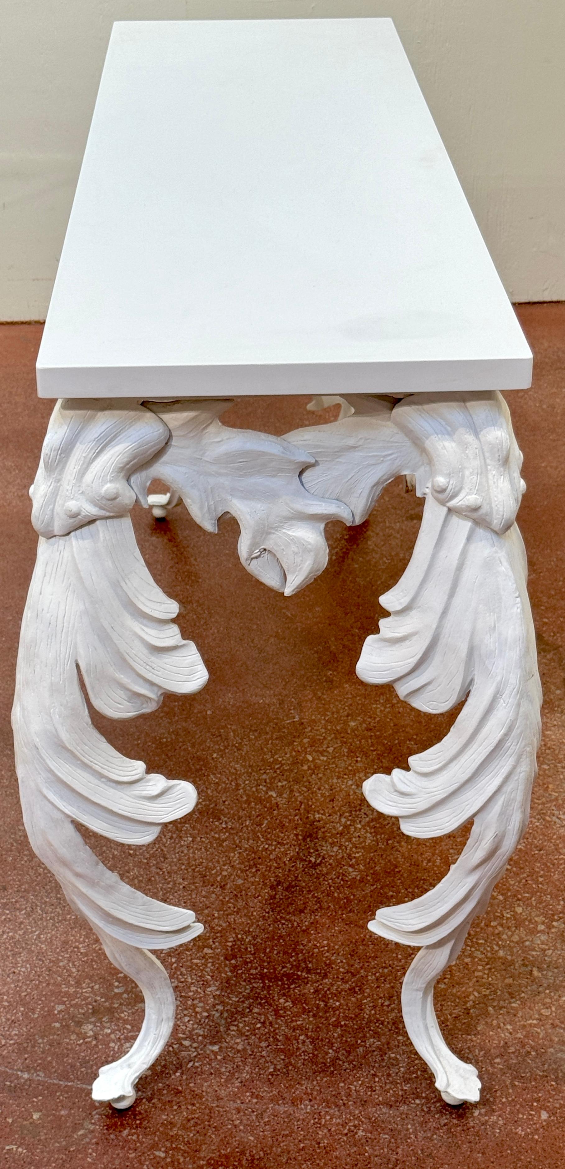 Consola Palmette Estilo Hollywood Regency con Tapa de Piedra de Cuarzo Blanco siglo XX en venta