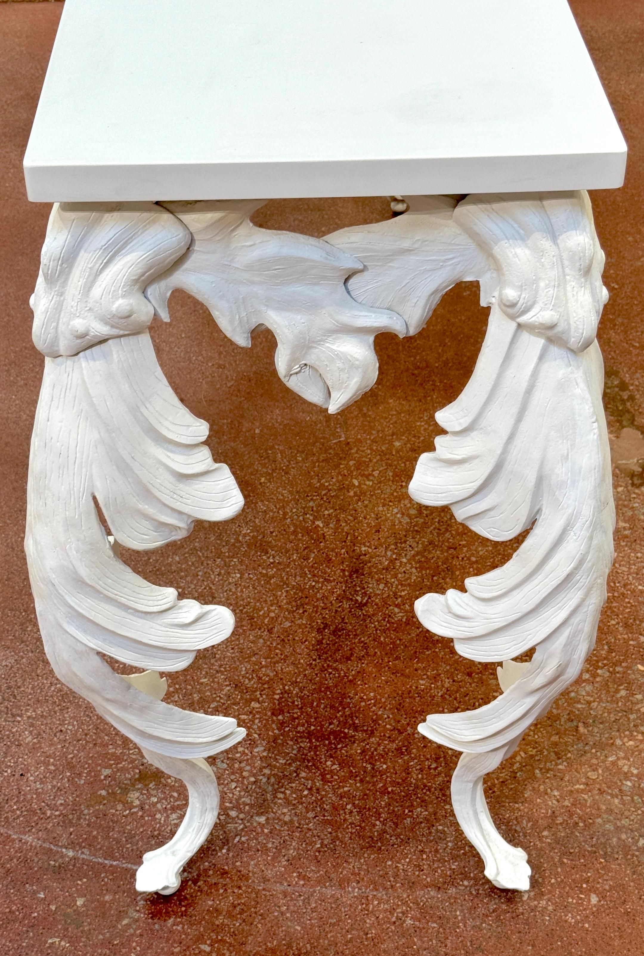 Consola Palmette Estilo Hollywood Regency con Tapa de Piedra de Cuarzo Blanco Metal en venta