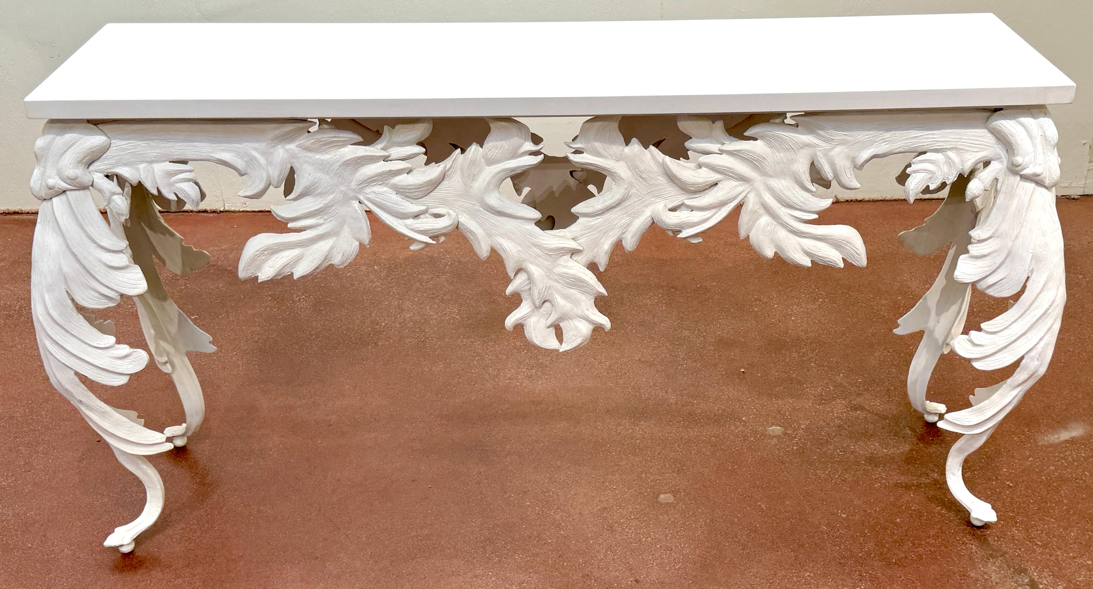 Consola Palmette Estilo Hollywood Regency con Tapa de Piedra de Cuarzo Blanco en venta 1
