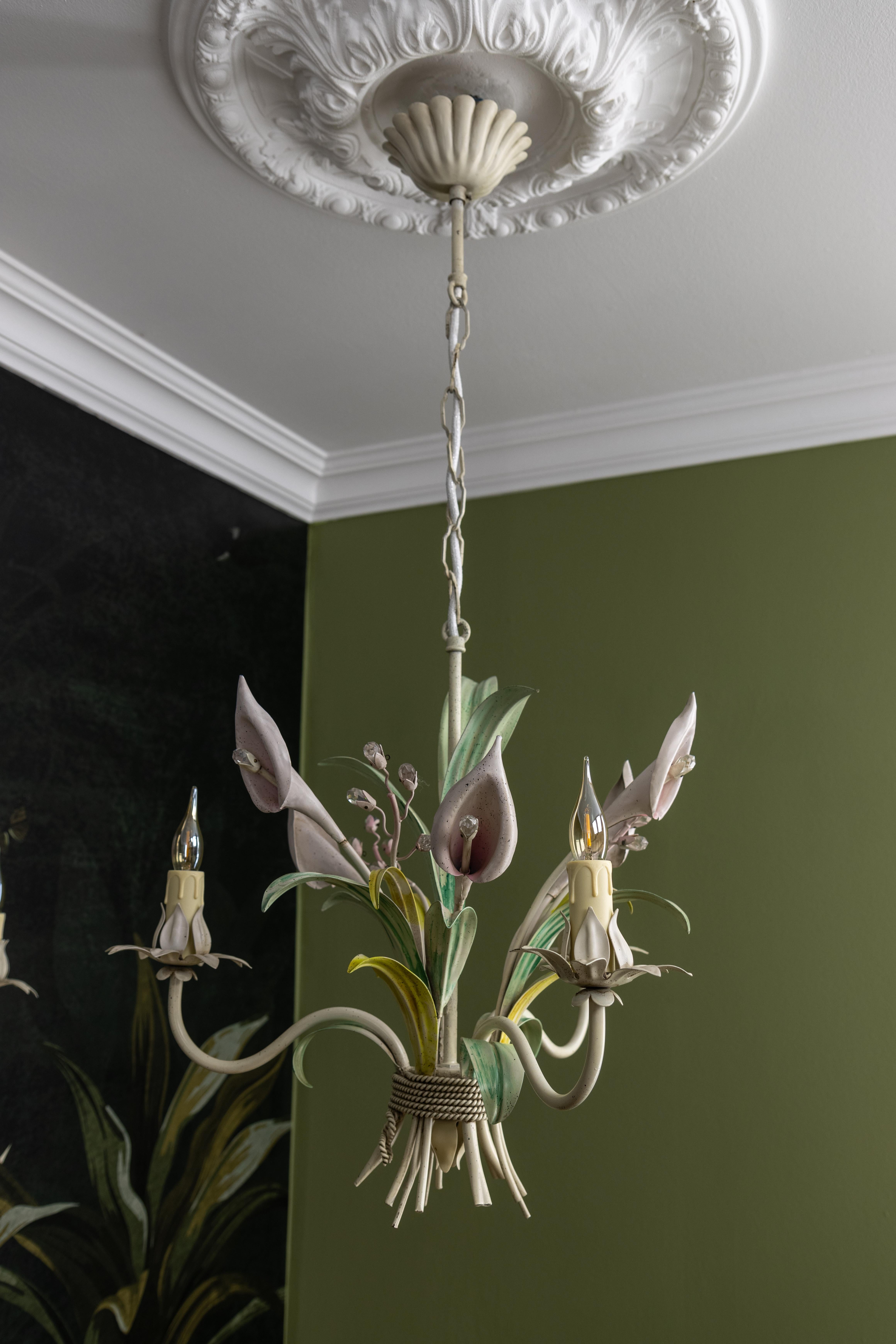 Hollywood Regency-Stil Pastellfarbener Callas Lily Blumenstrauß Metall-Kronleuchter, Hollywood Regency-Stil im Angebot 5