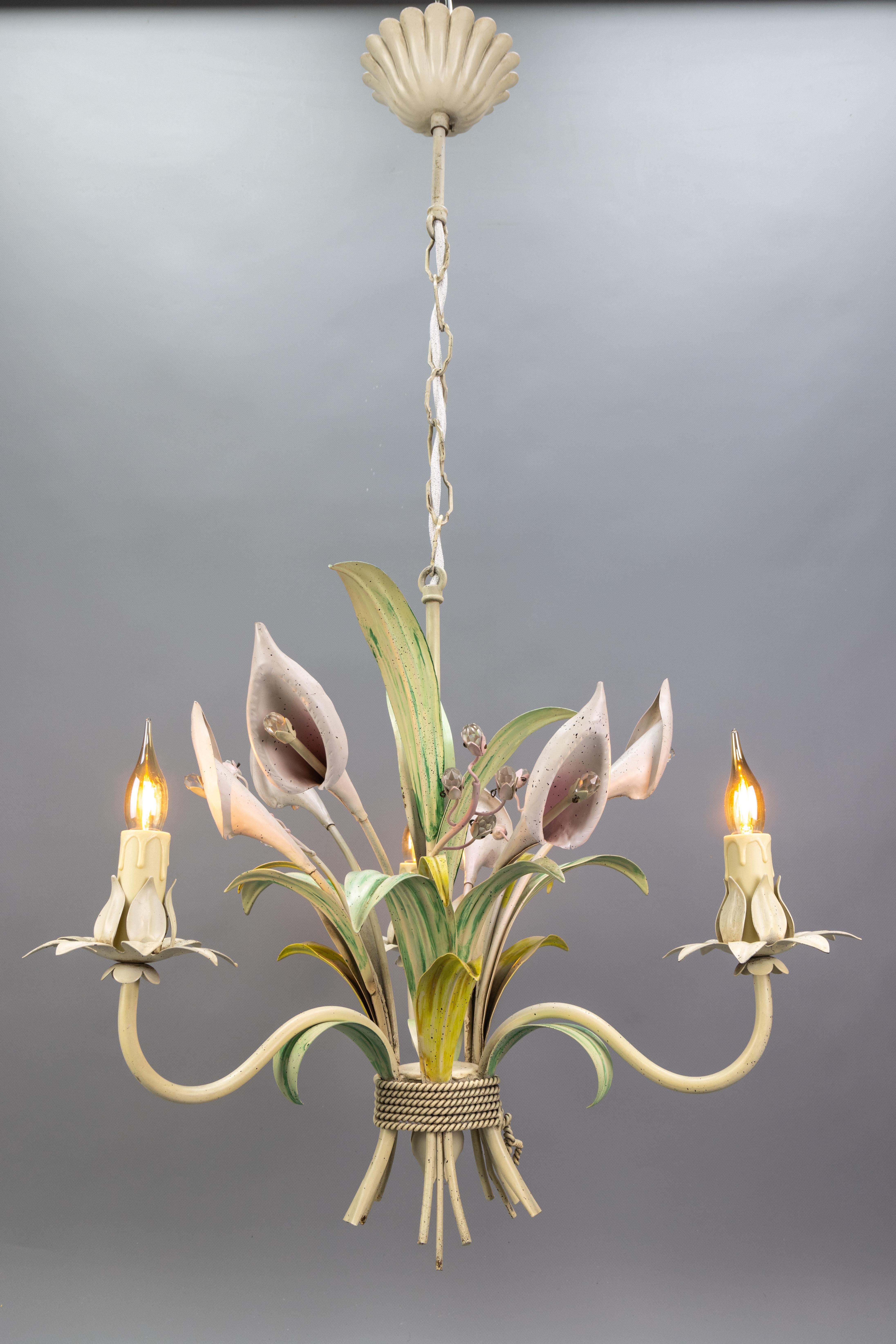 Hollywood Regency-Stil Pastell Farbe Callas Lilie Blumenbouquet Metall-Kronleuchter, Deutschland, um die 1970er Jahre.
Dieser bezaubernde dreiflammige Blumenstrauß-Kronleuchter ist eine schöne Ergänzung für jeden Raum. Die Leuchte verfügt über einen