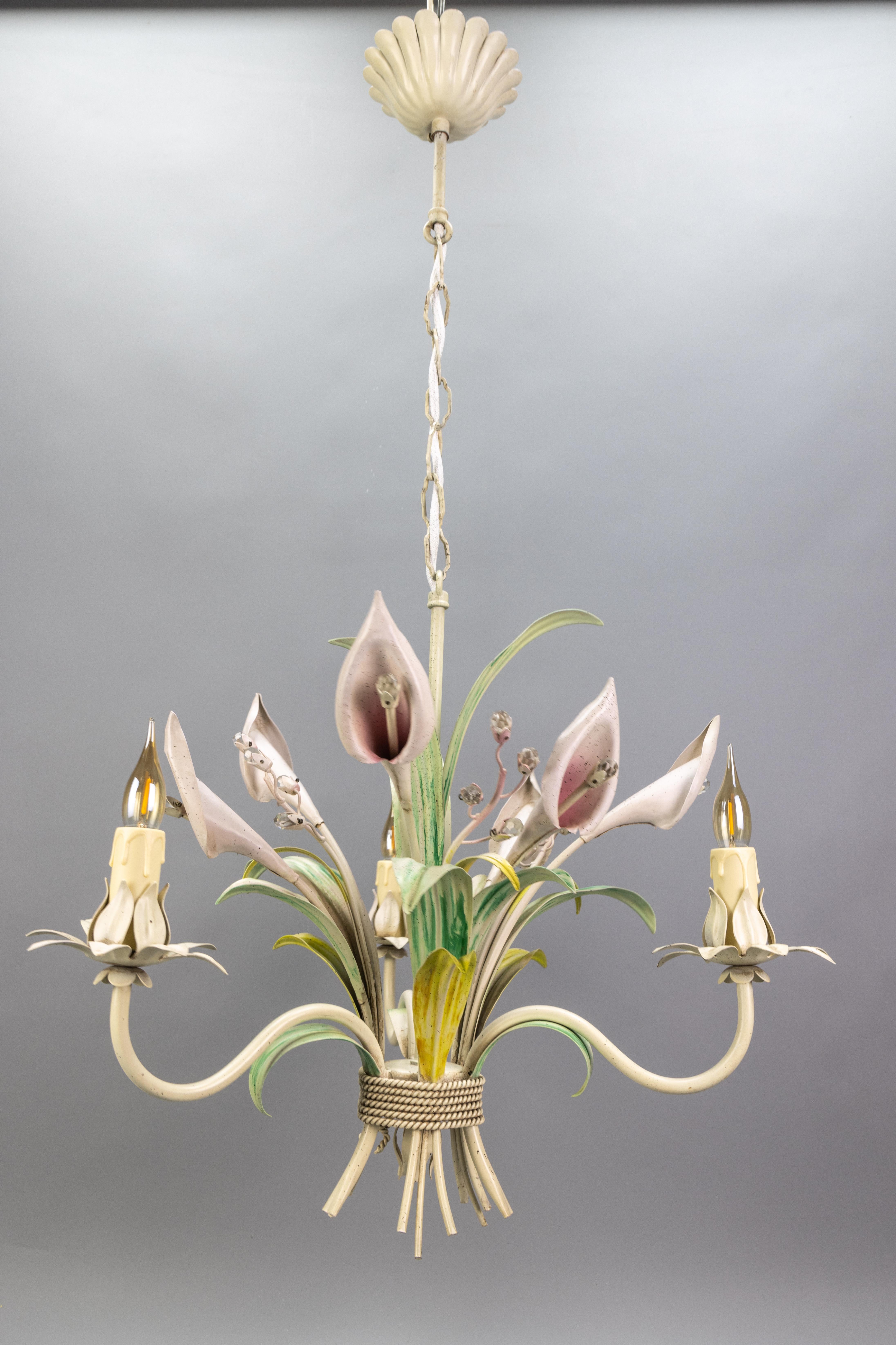 Hollywood Regency-Stil Pastellfarbener Callas Lily Blumenstrauß Metall-Kronleuchter, Hollywood Regency-Stil (Deutsch) im Angebot