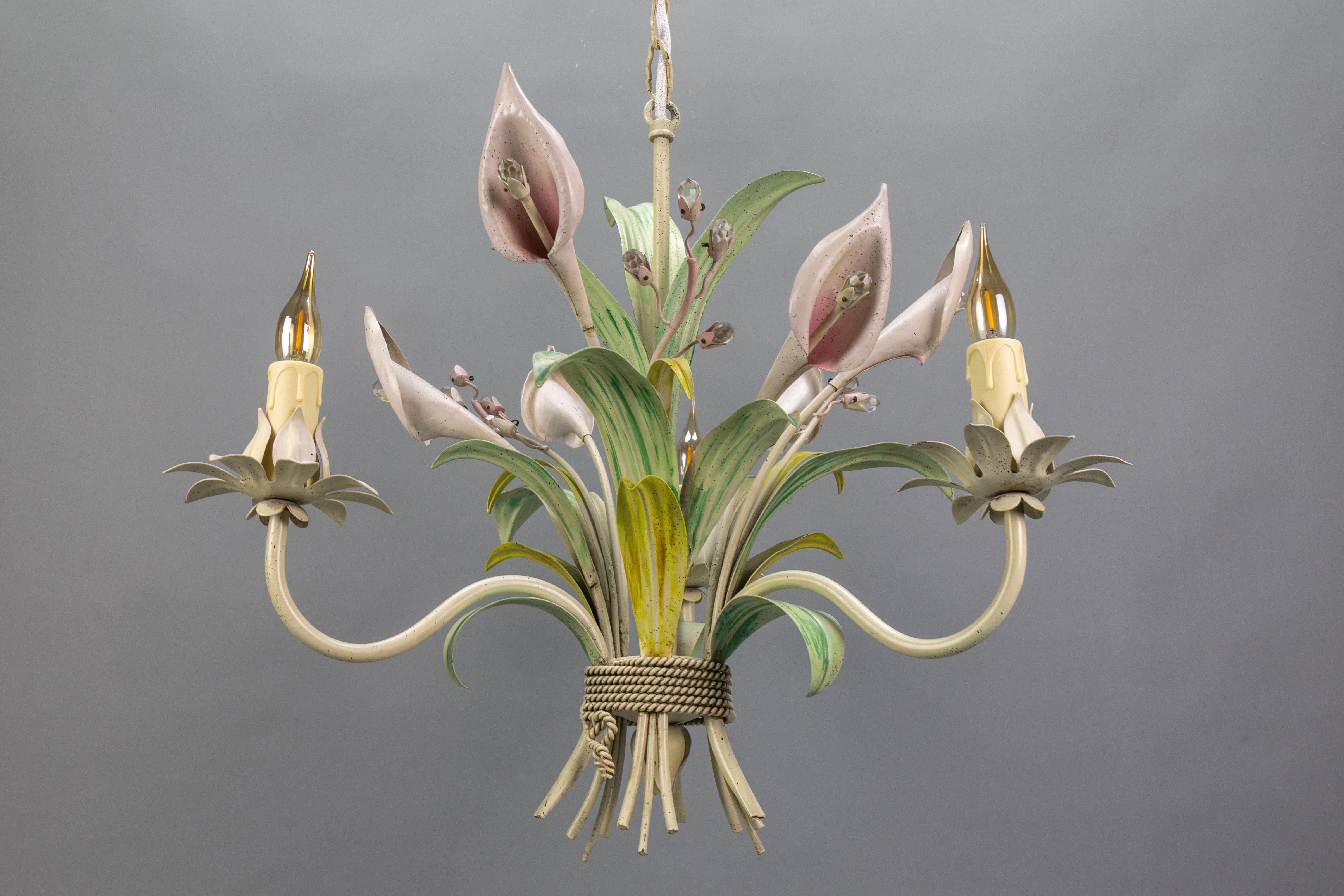 Hollywood Regency-Stil Pastellfarbener Callas Lily Blumenstrauß Metall-Kronleuchter, Hollywood Regency-Stil (Gemalt) im Angebot