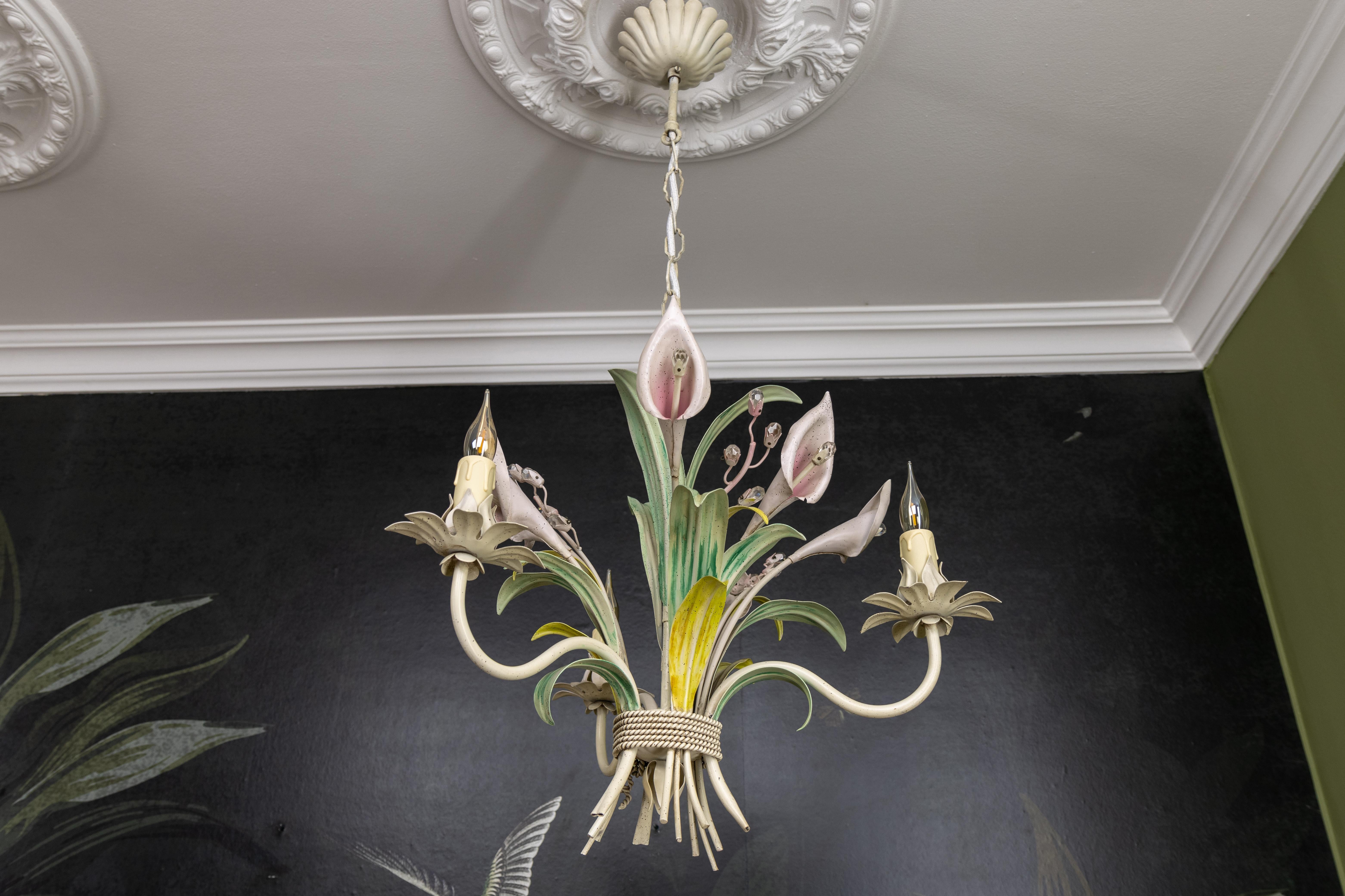 Hollywood Regency-Stil Pastellfarbener Callas Lily Blumenstrauß Metall-Kronleuchter, Hollywood Regency-Stil (Ende des 20. Jahrhunderts) im Angebot