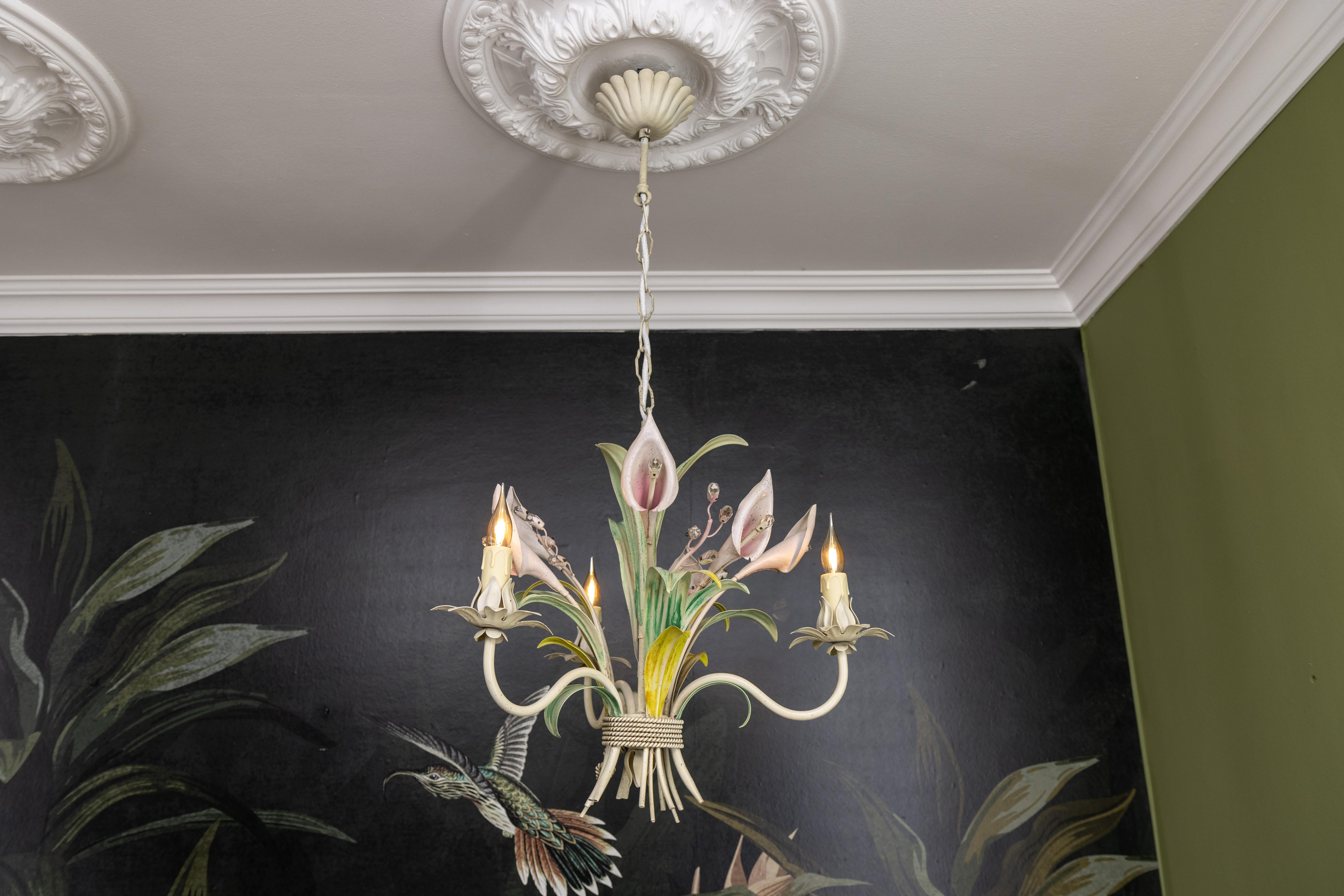Hollywood Regency-Stil Pastellfarbener Callas Lily Blumenstrauß Metall-Kronleuchter, Hollywood Regency-Stil im Angebot 2