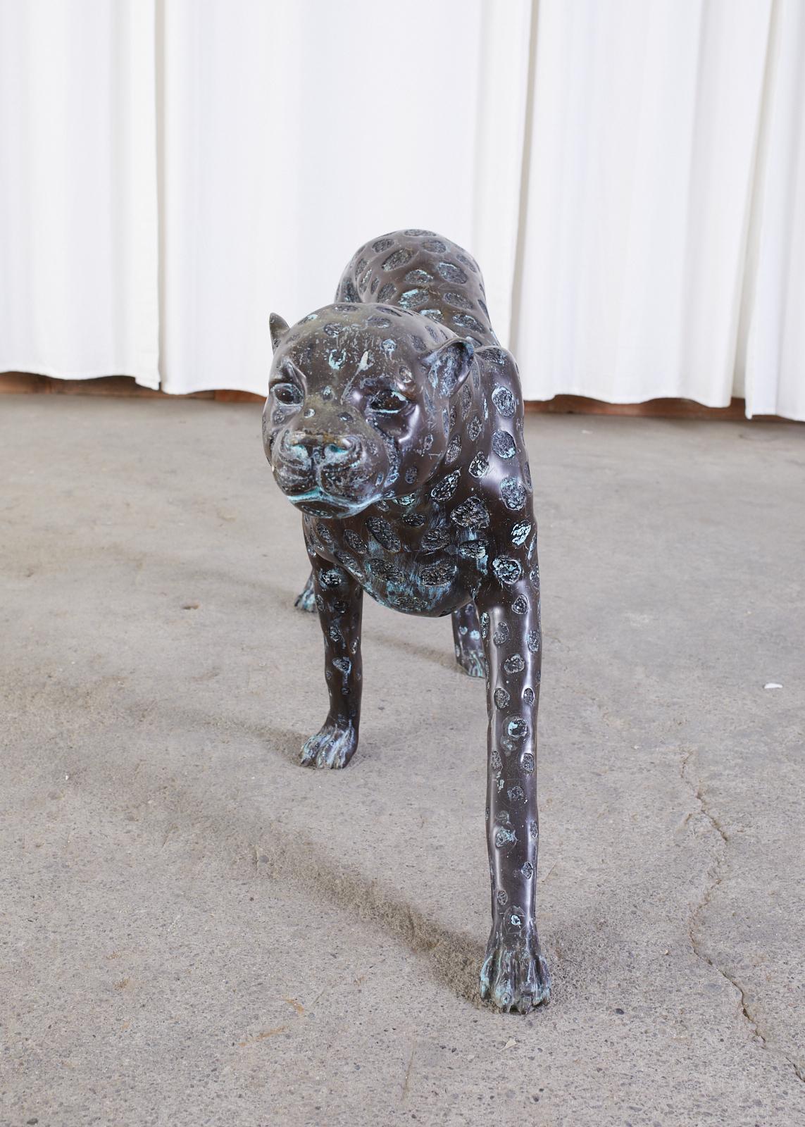 Hollywood-Regency-Stil Patinierte Cheetah-Skulptur aus Bronze (amerikanisch) im Angebot
