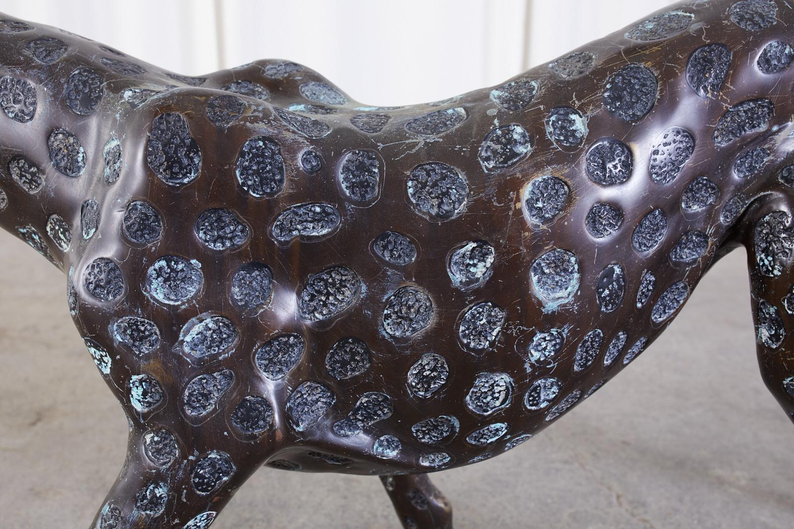 Hollywood-Regency-Stil Patinierte Cheetah-Skulptur aus Bronze im Angebot 2