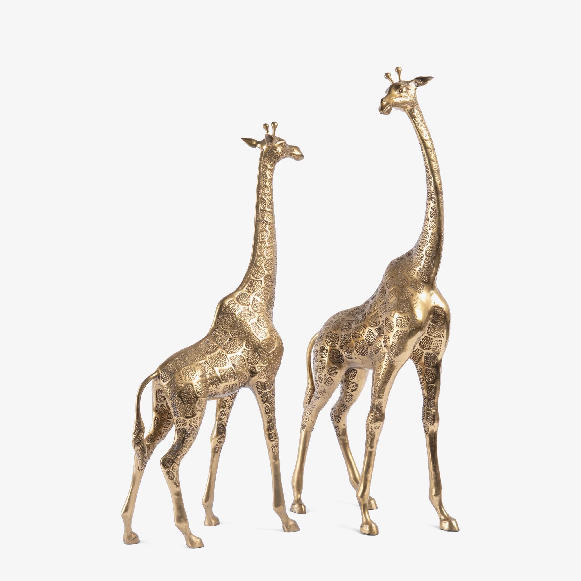Sculture di giraffa in ottone lucido in stile Hollywood Regency, coppia In condizioni buone in vendita a Stamford, CT