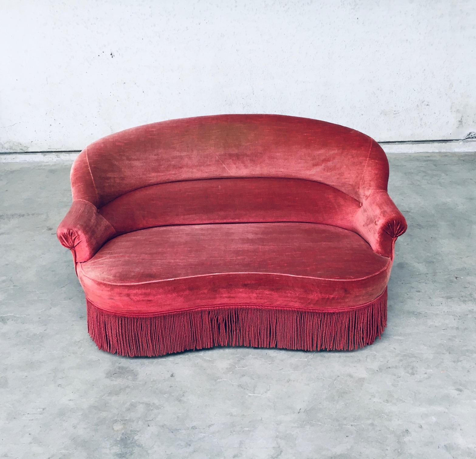 Hollywood Regency Style Red Pink Velvet Love Seat Sofa with Fringe, 1950's In Fair Condition In Oud-Turnhout, VAN