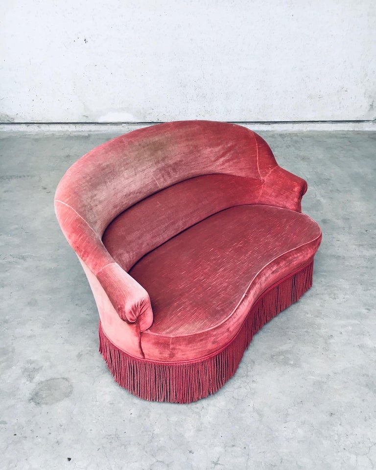 Hollywood RegencyStil RotRosa Samt Love Seat Sofa mit Fransen, 1950er