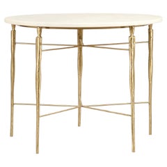 Tavolino da caffè rotondo in stile Hollywood Regency forgiato a mano in oro ed estremoz bianco