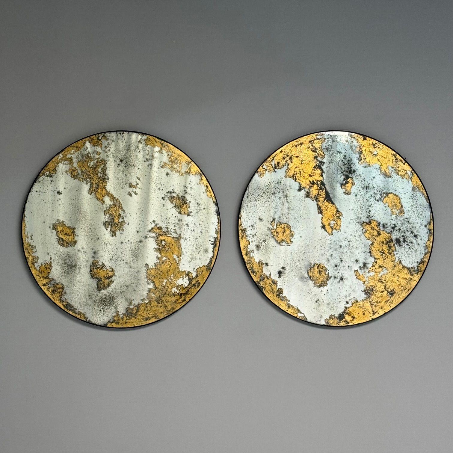 Miroirs muraux ronds de style Régence hollywoodienne, verre églomisé, feuilles d'or, C.C.

Une paire de miroirs d'inspiration Antiques, étonnants et polyvalents, joliment encadrés de dorures et d'argenteries antiquaires, avec des détails en