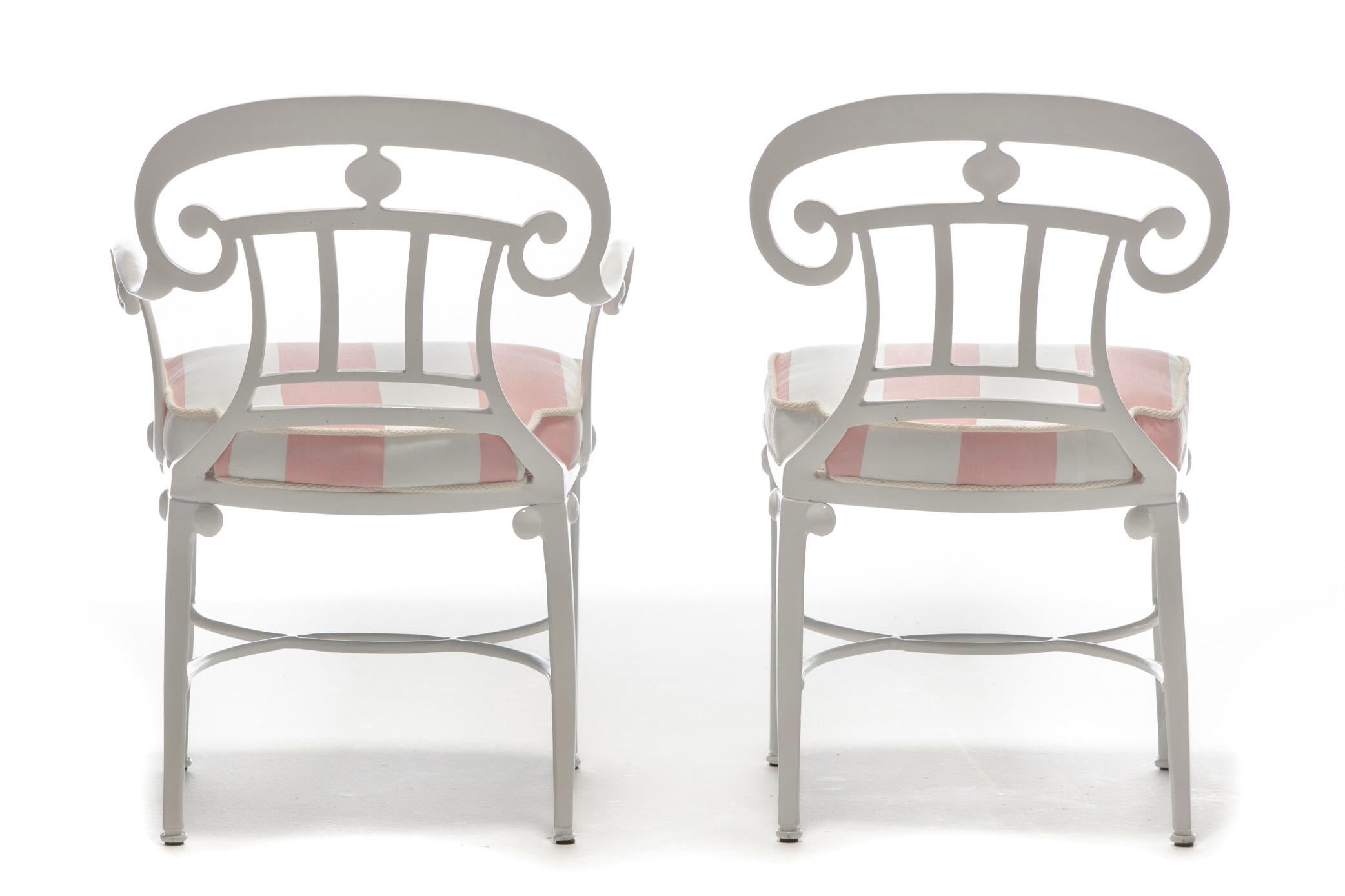 Alluminio Set di 12 sedie da pranzo bianche per interni e per esterni in stile Hollywood Regency in vendita