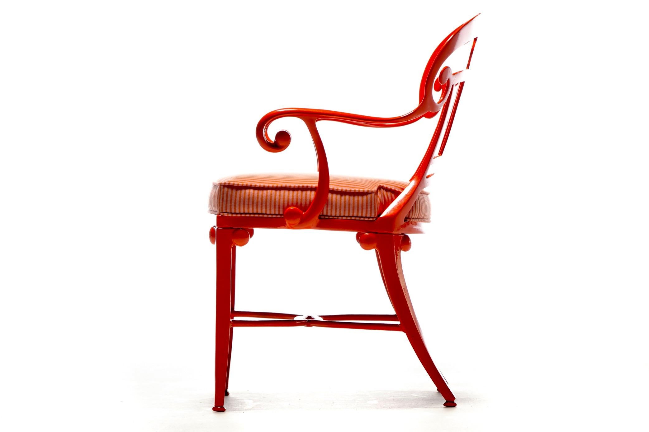 Set di 16 sedie da pranzo per interni e per esterni in stile Hollywood Regency di colore arancione mandarino in vendita 5