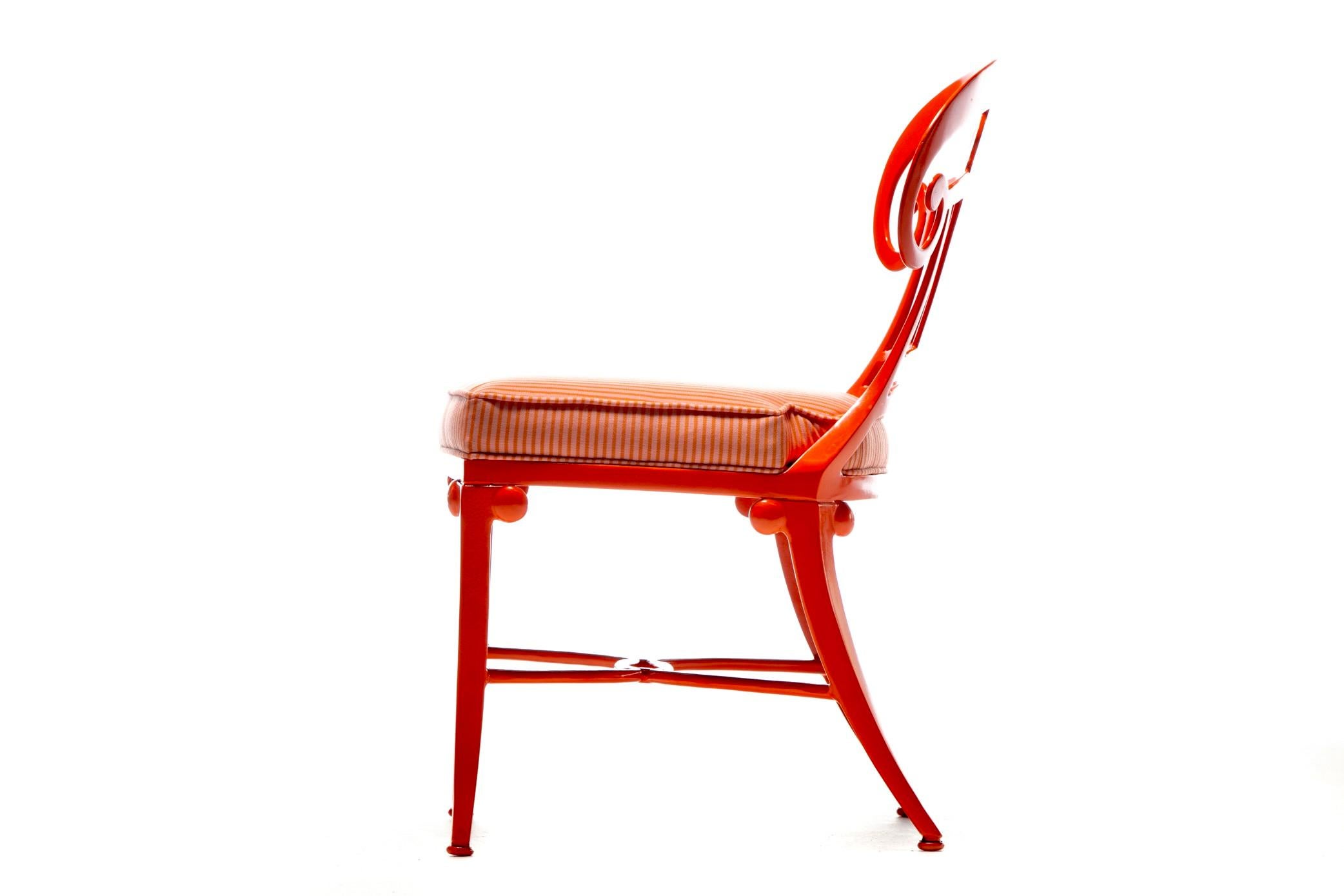 Set di 16 sedie da pranzo per interni e per esterni in stile Hollywood Regency di colore arancione mandarino in vendita 9
