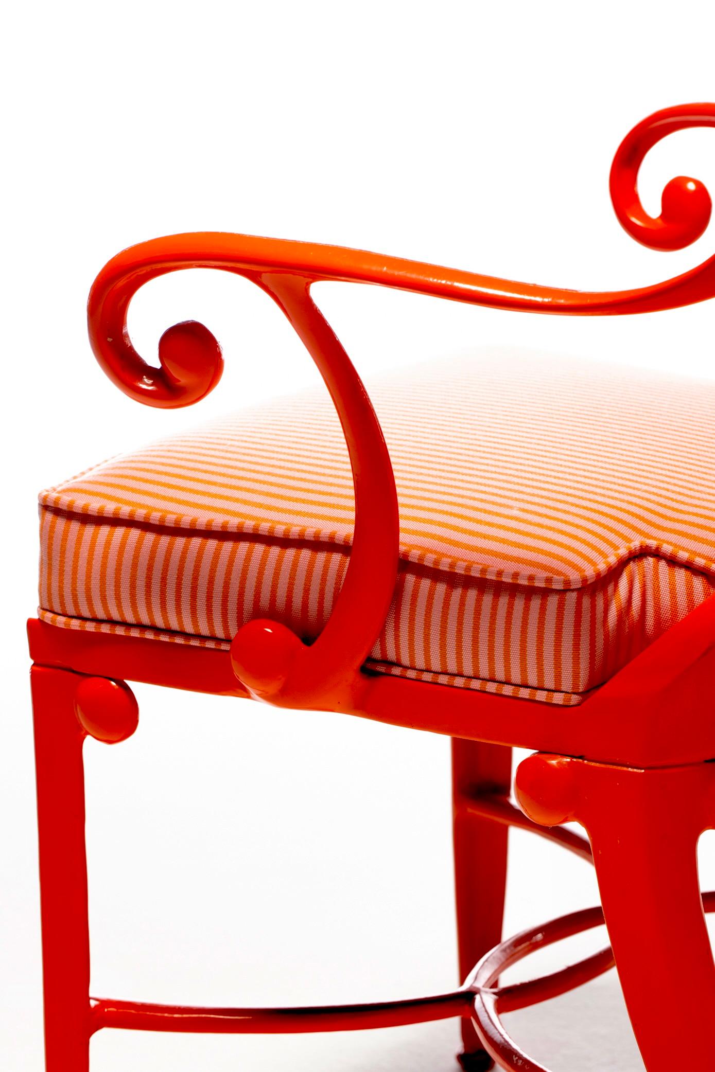 Set di 16 sedie da pranzo per interni e per esterni in stile Hollywood Regency di colore arancione mandarino in vendita 10