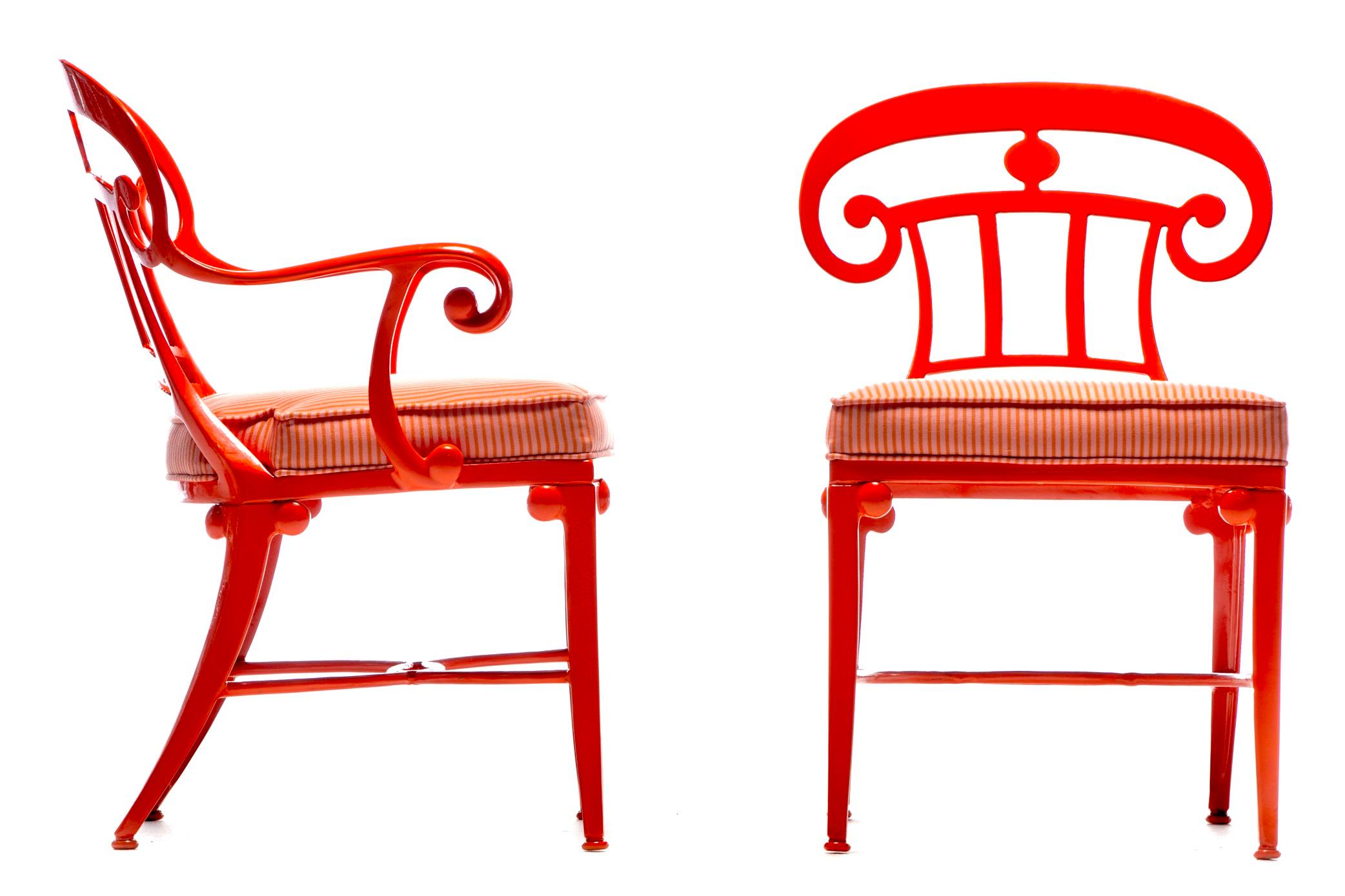 Grande set di 16 sedie da pranzo per esterni in stile Hollywood Regency completamente restaurate da cima a fondo con strutture in alluminio fuso color arancio mandarino e tappezzeria a righe arancioni a contrasto. Da Palm Springs a Palm Beach,