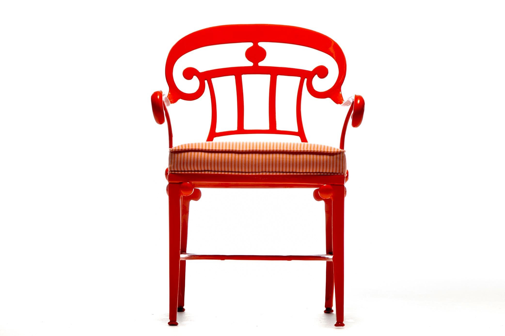 Set di 16 sedie da pranzo per interni e per esterni in stile Hollywood Regency di colore arancione mandarino in vendita 1