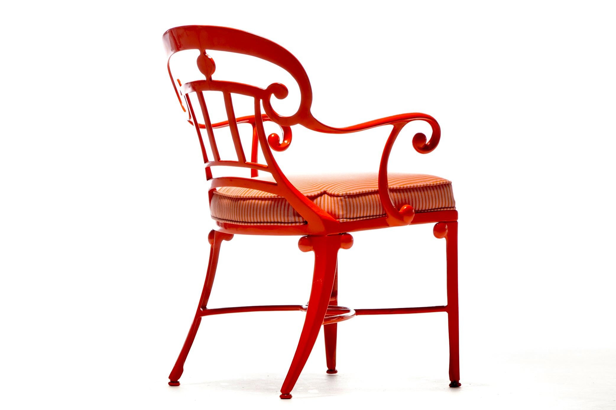 Set di 16 sedie da pranzo per interni e per esterni in stile Hollywood Regency di colore arancione mandarino in vendita 3