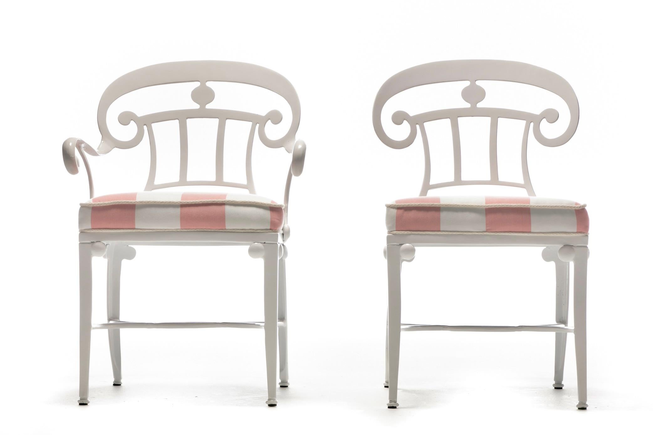 Gran juego de 6 sillas de comedor de interior y exterior estilo Hollywood Regency totalmente restauradas de arriba abajo con armazón de aluminio fundido blanco y tapicería icónica de rayas de toldo rosas y blancas. Desde Palm Springs hasta Palm